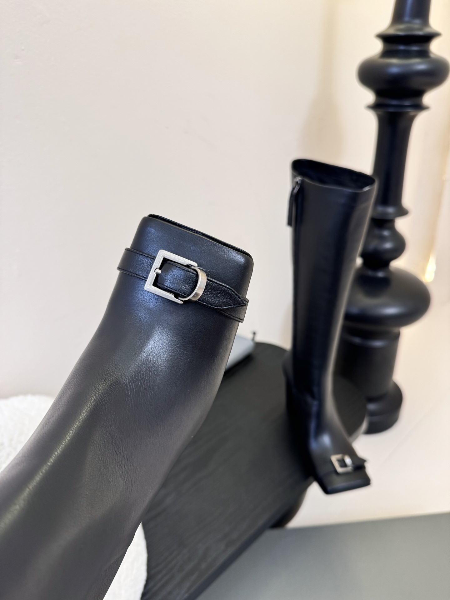
Balenciaga巴黎世家走秀款短靴、巴黎时装周重磅新品，海外各大博主相继大秀金卡戴珊Kardash