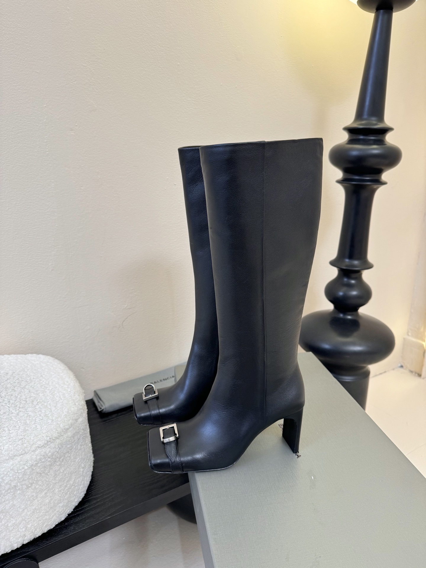 
Balenciaga巴黎世家走秀款短靴、巴黎时装周重磅新品，海外各大博主相继大秀金卡戴珊Kardash