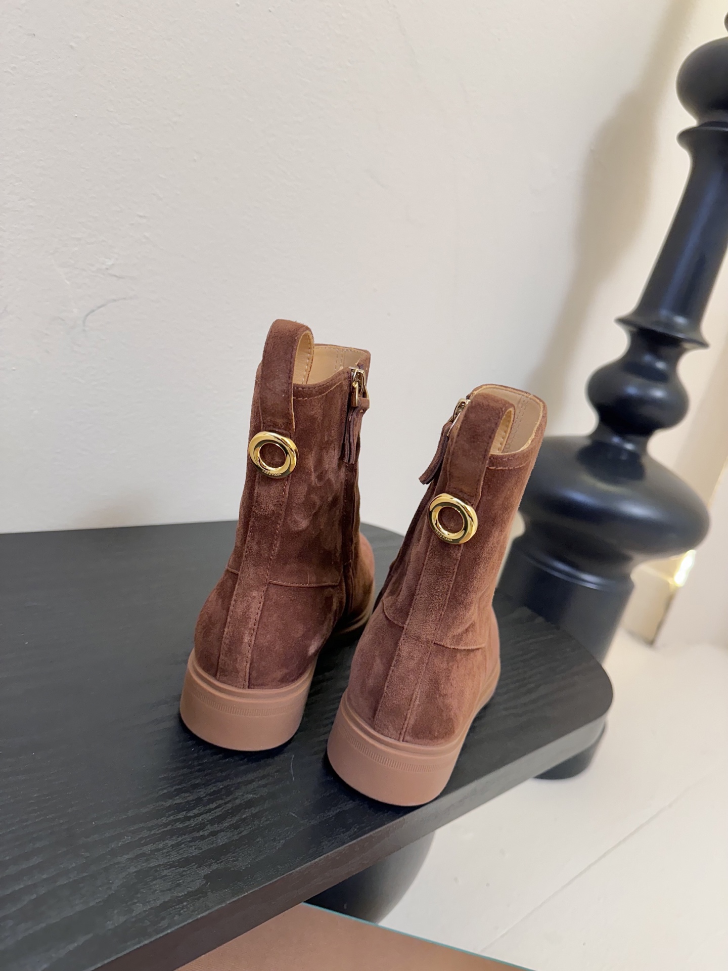 loro piana25秋冬最新款老钱风 短靴
 这款羊猄 牛皮材质裸靴 皮质质感柔软舒适 侧拉链设计 