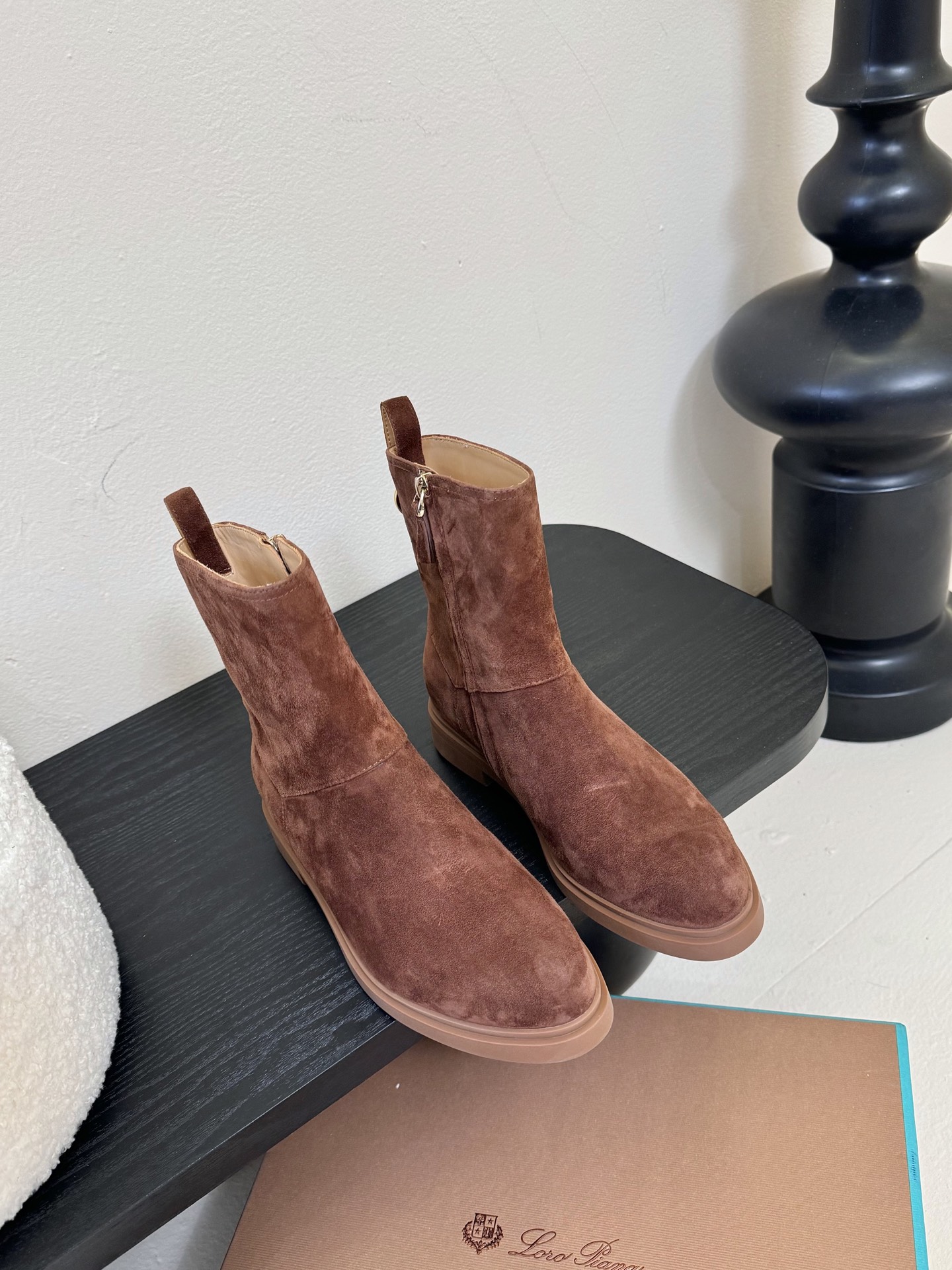 loro piana25秋冬最新款老钱风 短靴
 这款羊猄 牛皮材质裸靴 皮质质感柔软舒适 侧拉链设计 