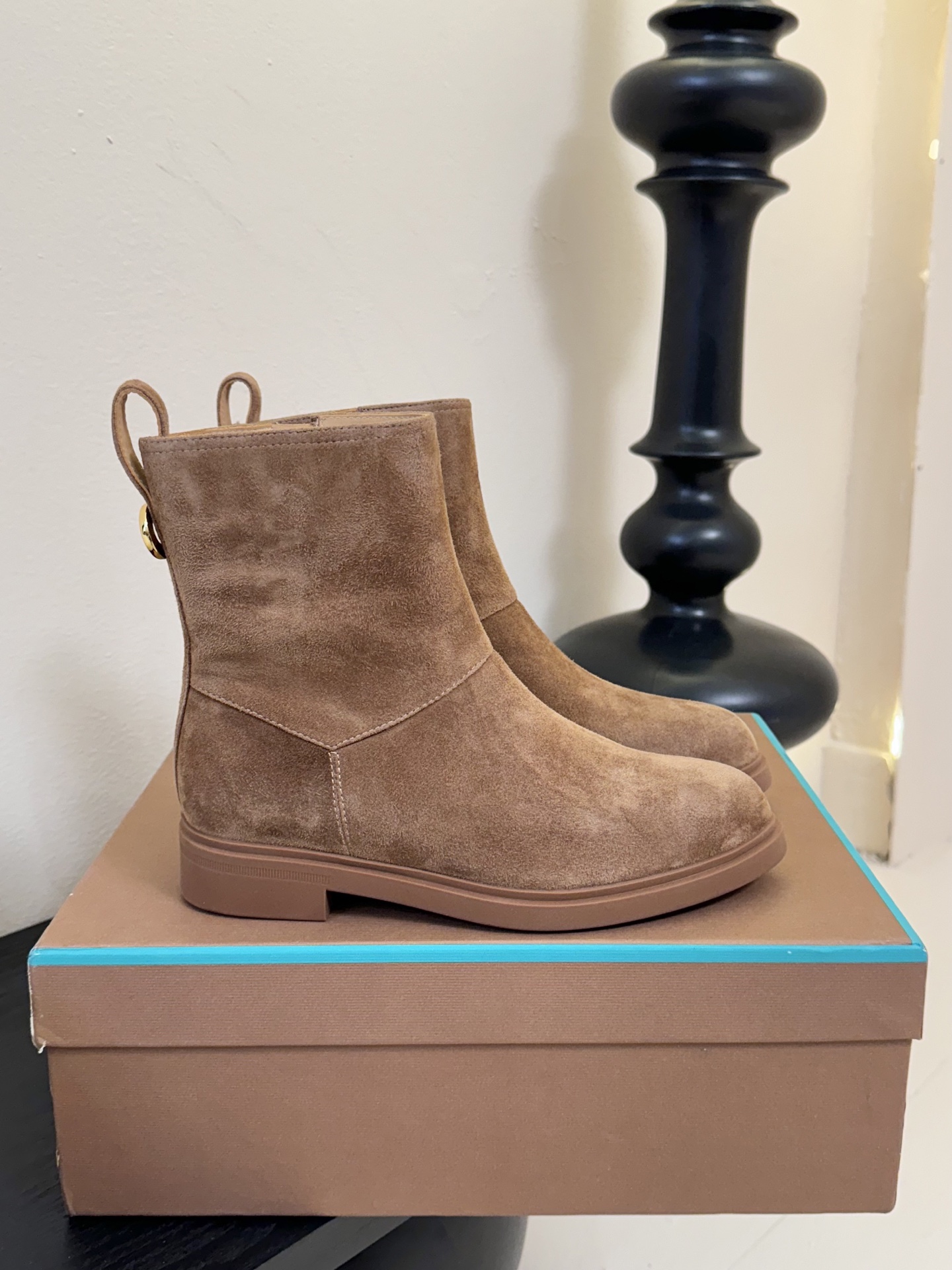 loro piana25秋冬最新款老钱风 短靴
 这款羊猄 牛皮材质裸靴 皮质质感柔软舒适 侧拉链设计 