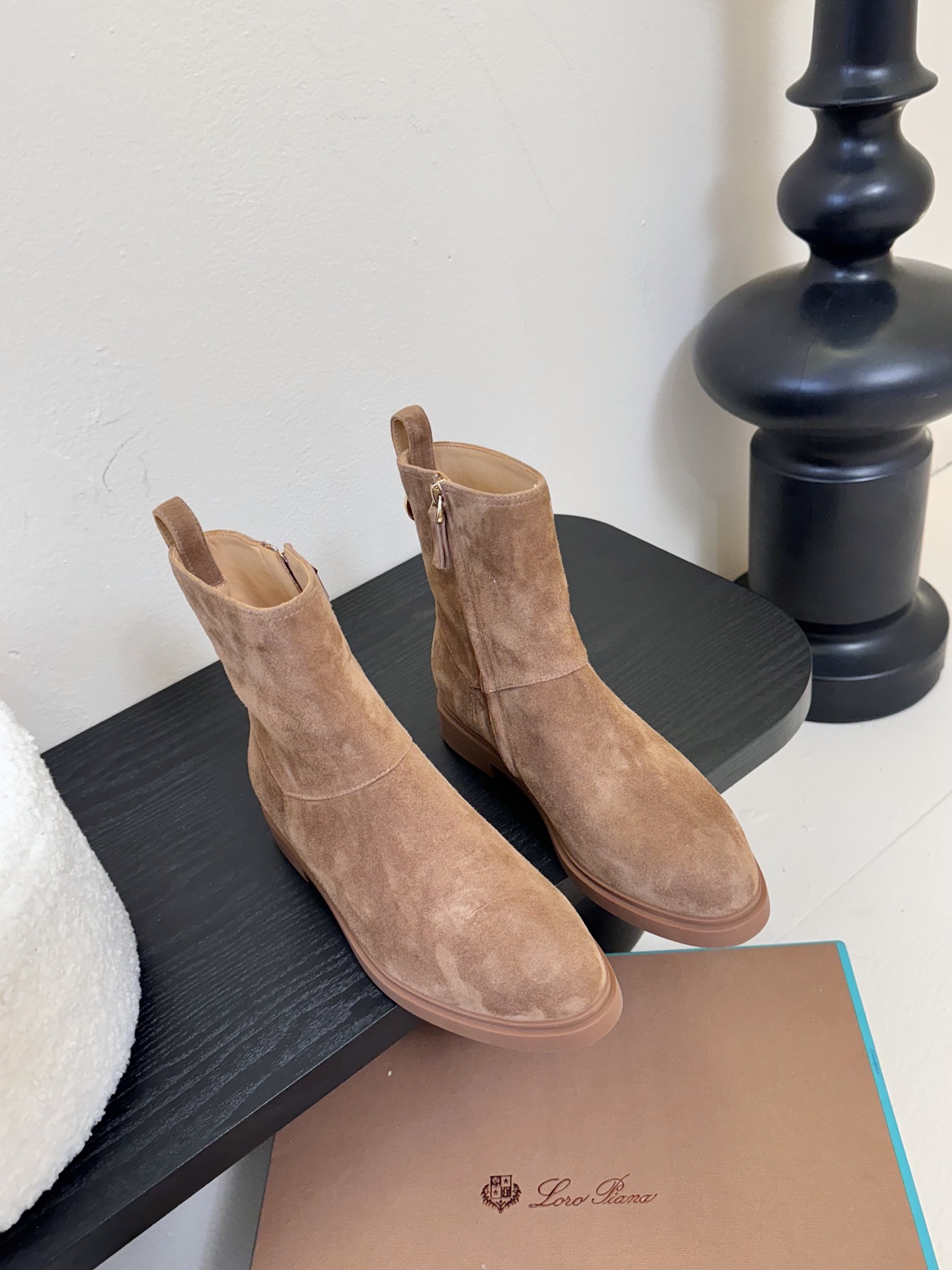 loro piana25秋冬最新款老钱风 短靴
 这款羊猄 牛皮材质裸靴 皮质质感柔软舒适 侧拉链设计 
