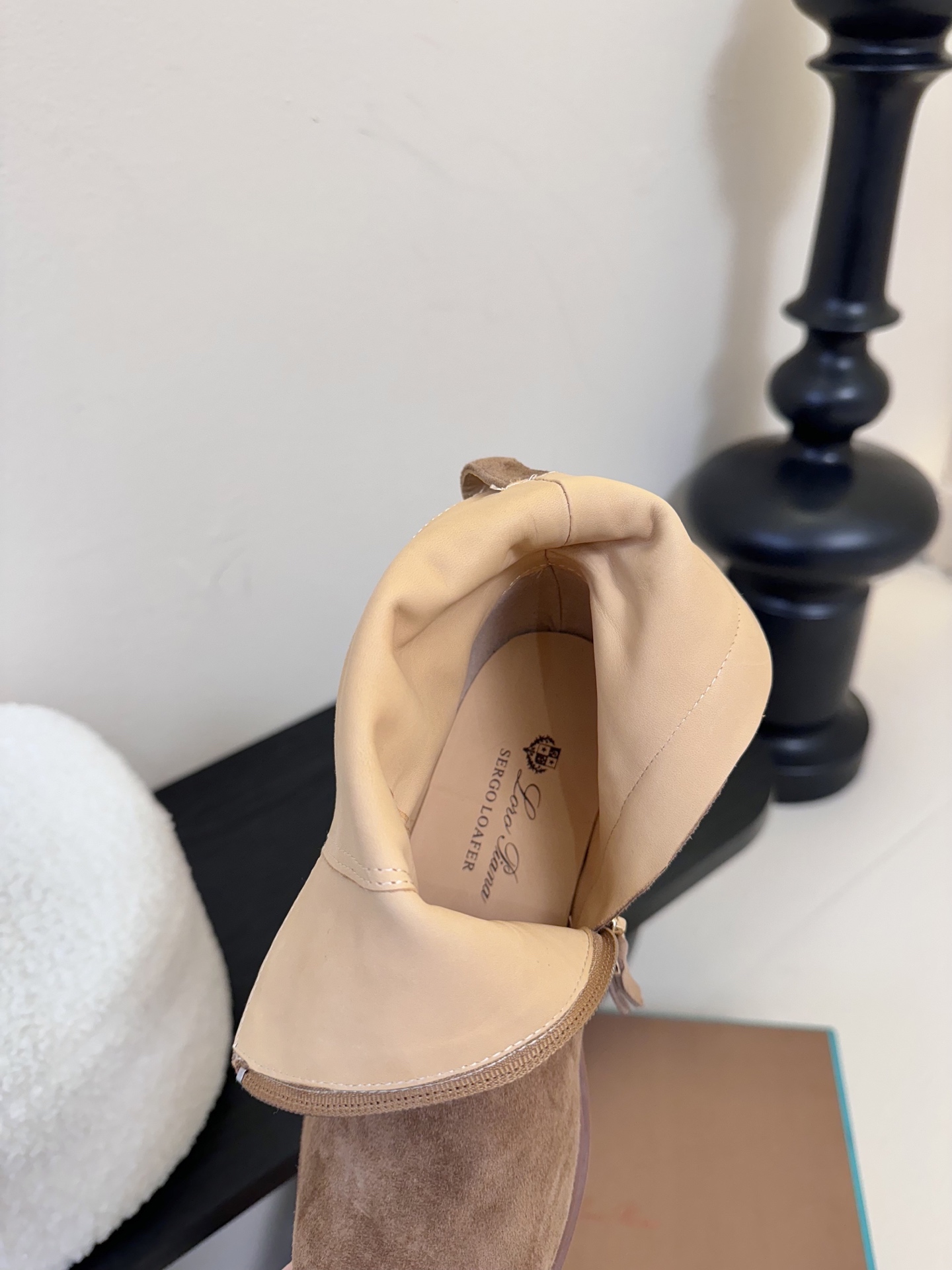 loro piana25秋冬最新款老钱风 短靴
 这款羊猄 牛皮材质裸靴 皮质质感柔软舒适 侧拉链设计 