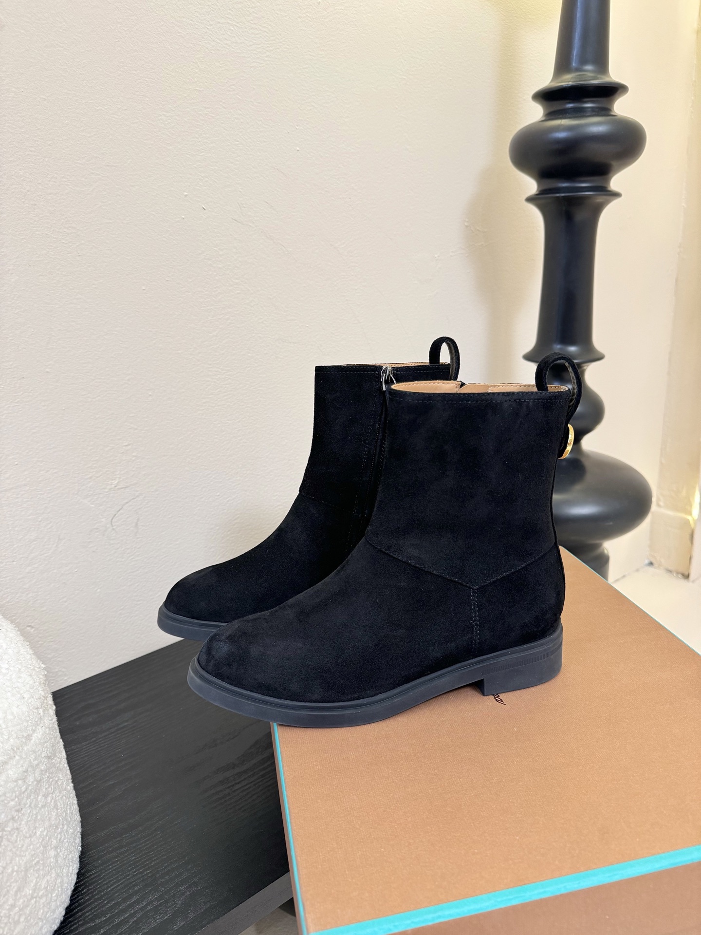 loro piana25秋冬最新款老钱风 短靴
 这款羊猄 牛皮材质裸靴 皮质质感柔软舒适 侧拉链设计 