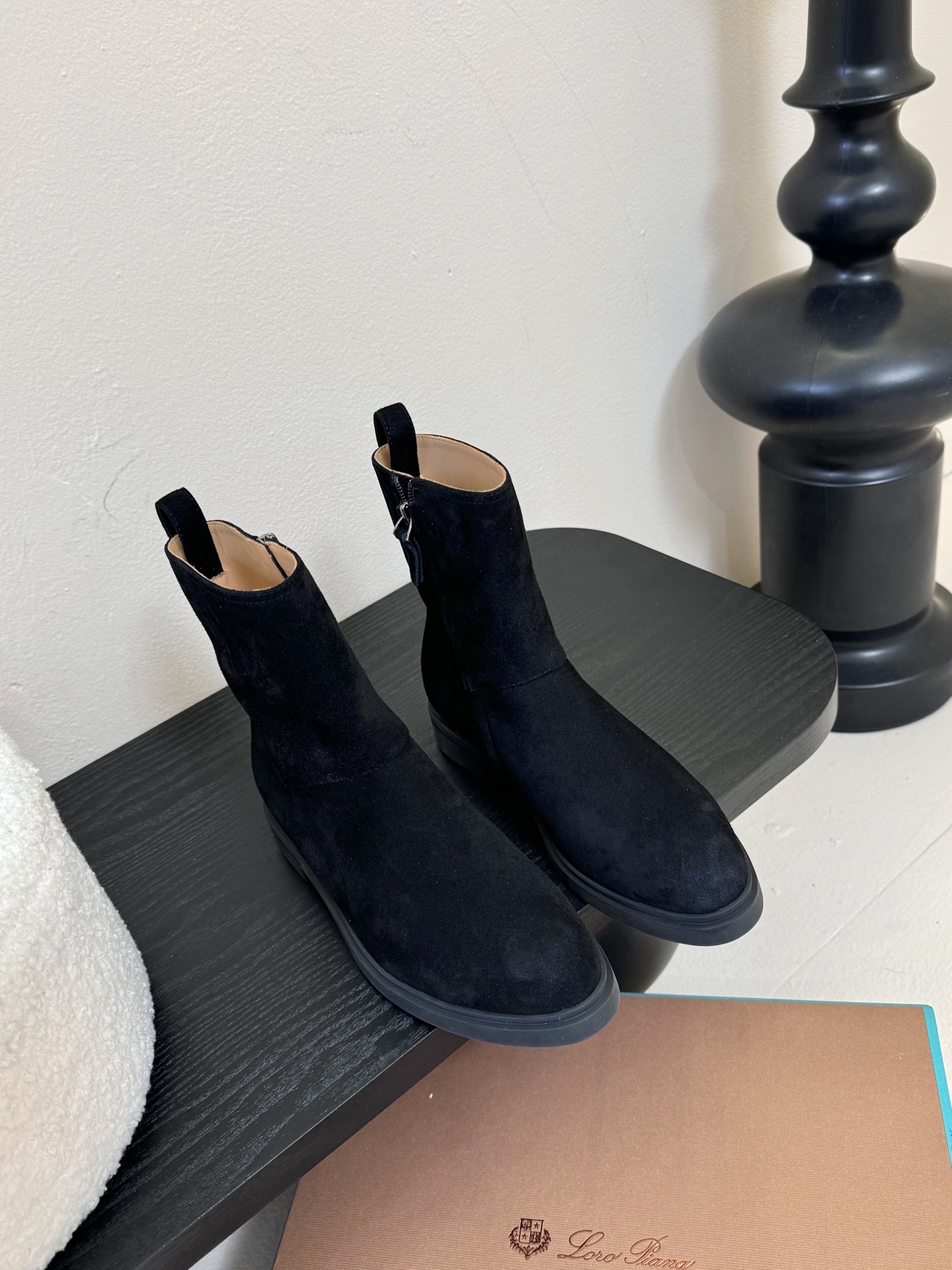 loro piana25秋冬最新款老钱风 短靴
 这款羊猄 牛皮材质裸靴 皮质质感柔软舒适 侧拉链设计 