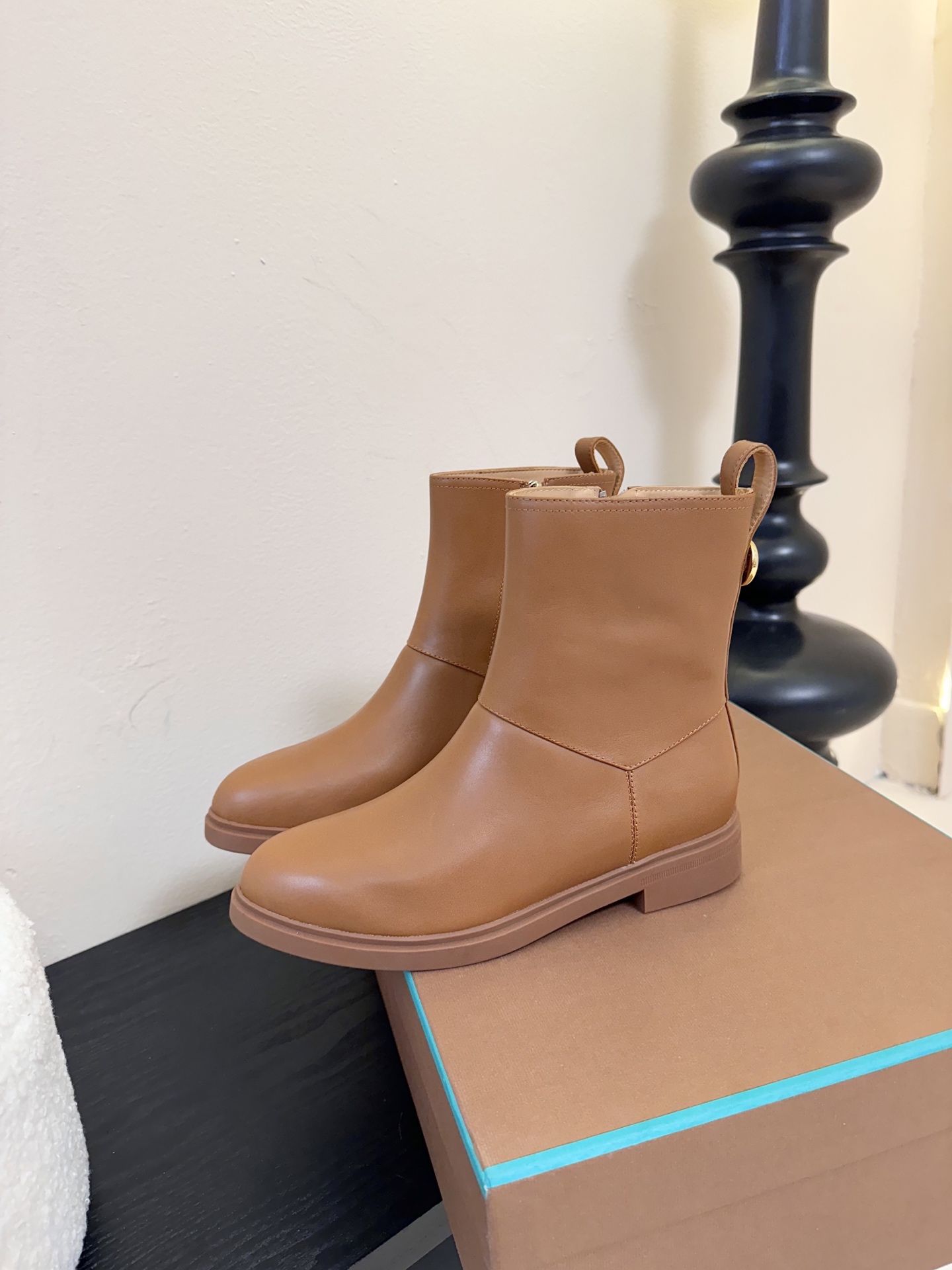 loro piana25秋冬最新款老钱风 短靴
 这款羊猄 牛皮材质裸靴 皮质质感柔软舒适 侧拉链设计 
