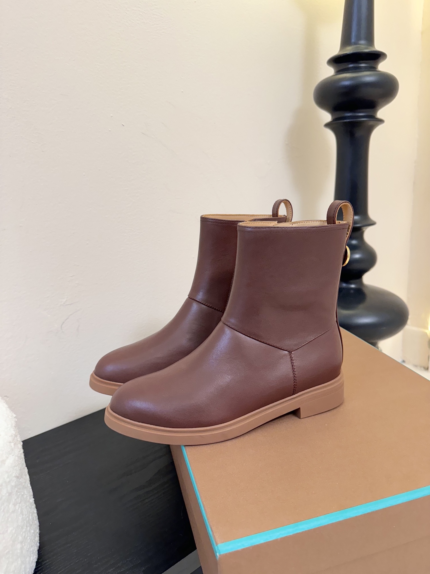 loro piana25秋冬最新款老钱风 短靴
 这款羊猄 牛皮材质裸靴 皮质质感柔软舒适 侧拉链设计 
