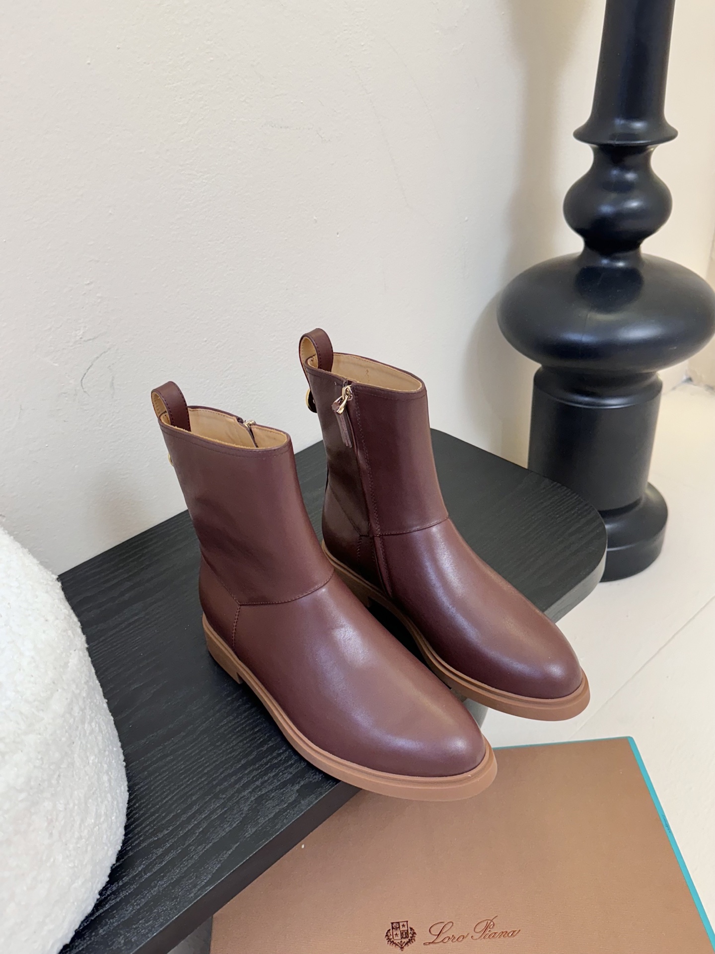 loro piana25秋冬最新款老钱风 短靴
 这款羊猄 牛皮材质裸靴 皮质质感柔软舒适 侧拉链设计 