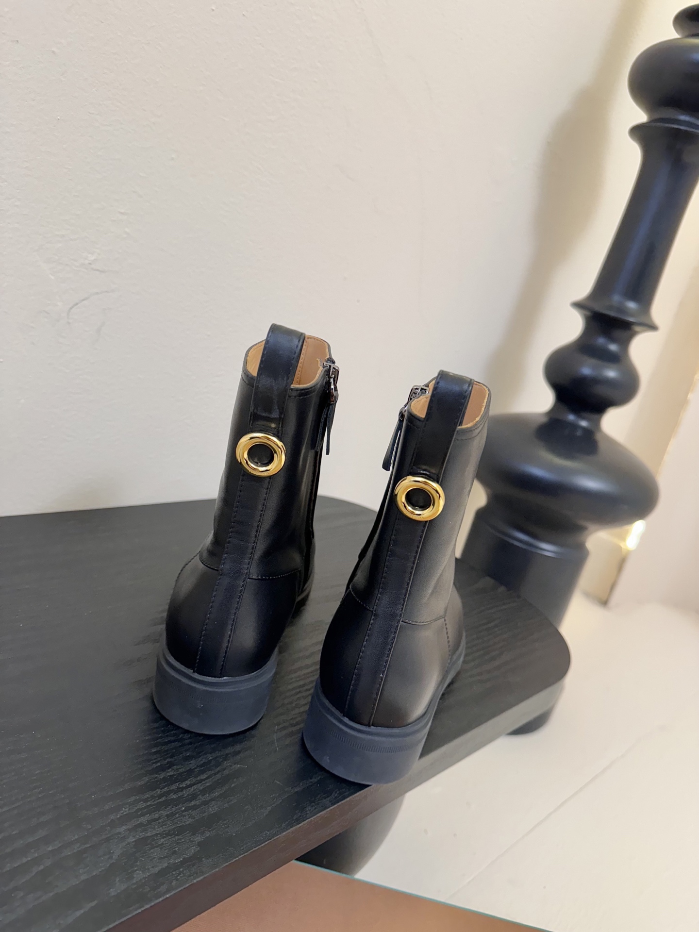 loro piana25秋冬最新款老钱风 短靴
 这款羊猄 牛皮材质裸靴 皮质质感柔软舒适 侧拉链设计 