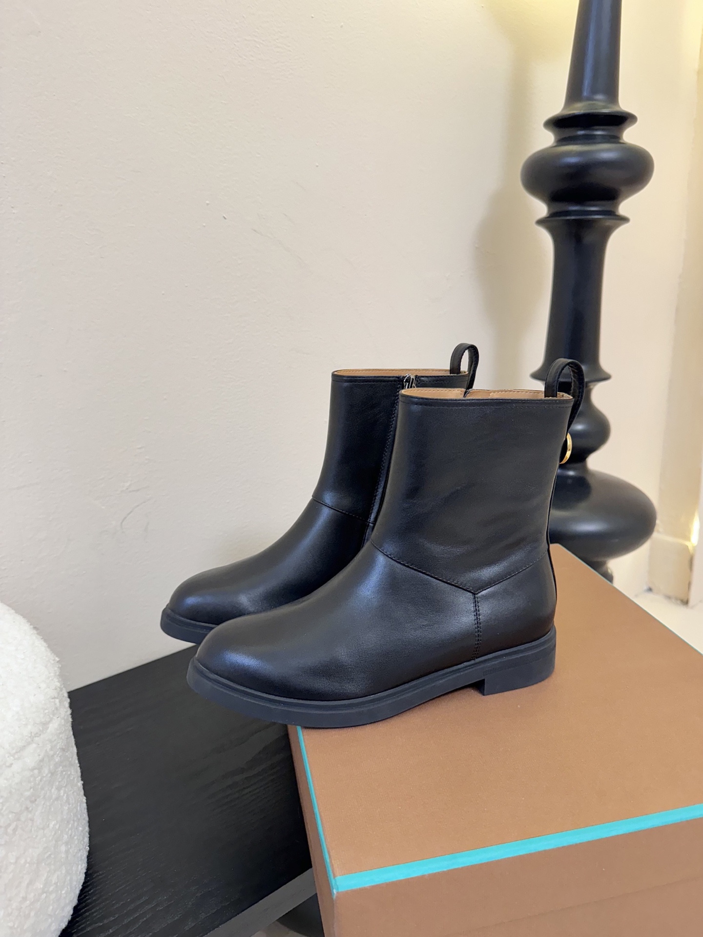 loro piana25秋冬最新款老钱风 短靴
 这款羊猄 牛皮材质裸靴 皮质质感柔软舒适 侧拉链设计 