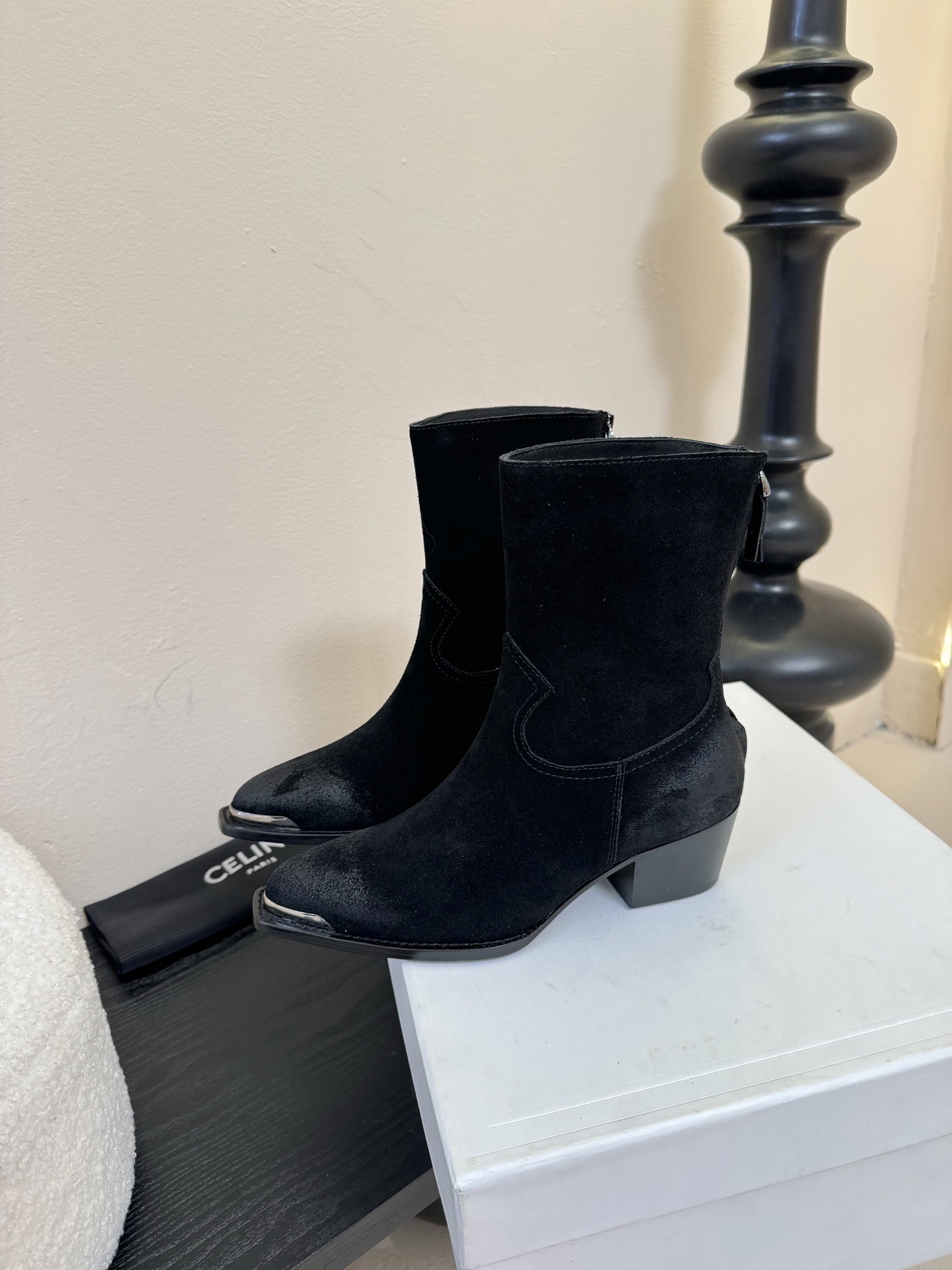 CELINE 思琳专柜秋冬最新时装靴、走秀款时尚博主同款 早秋力推单品！复古欧美风格 炸街必备单品 ✔️