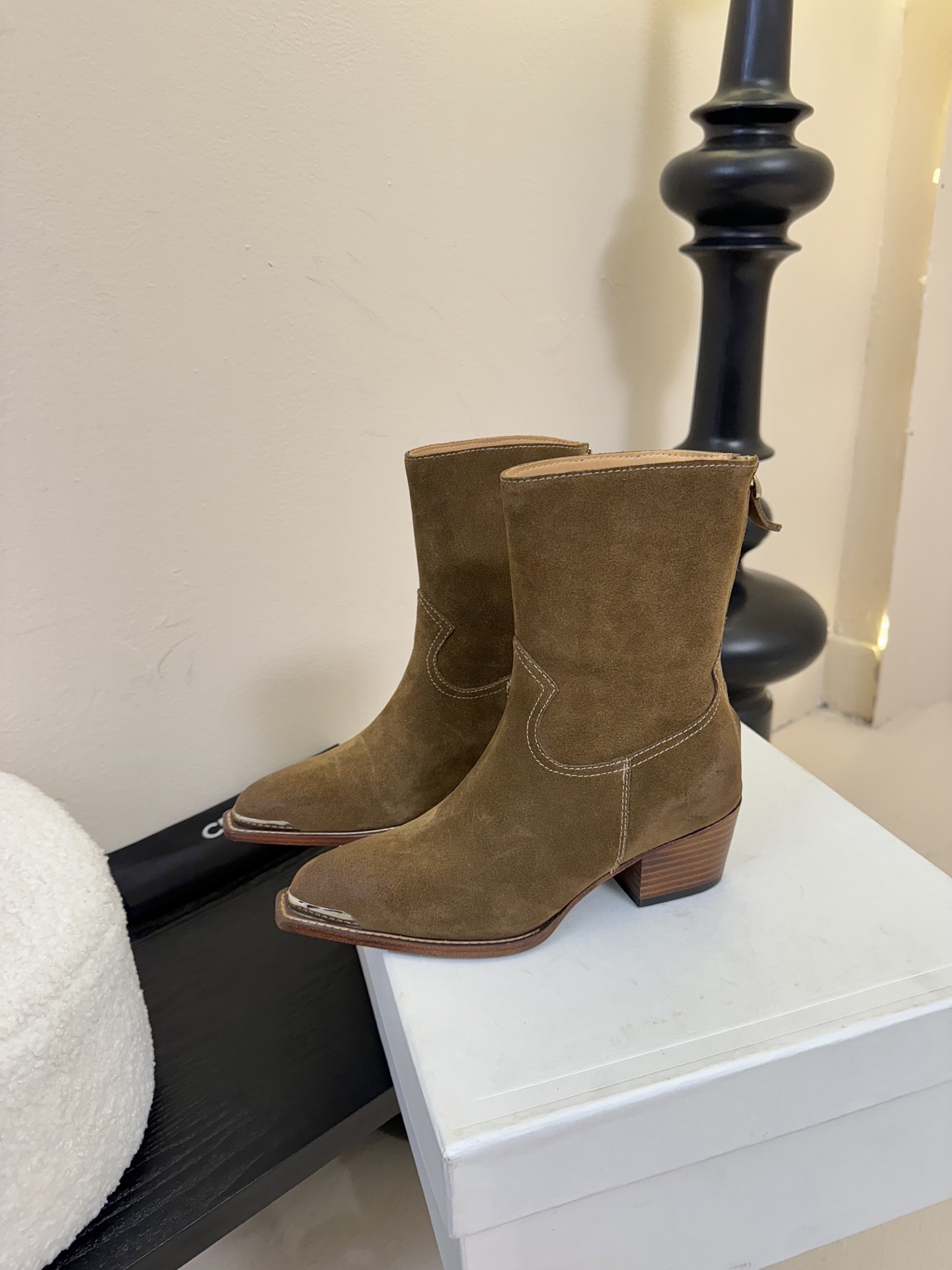 CELINE 思琳专柜秋冬最新时装靴、走秀款时尚博主同款 早秋力推单品！复古欧美风格 炸街必备单品 ✔️