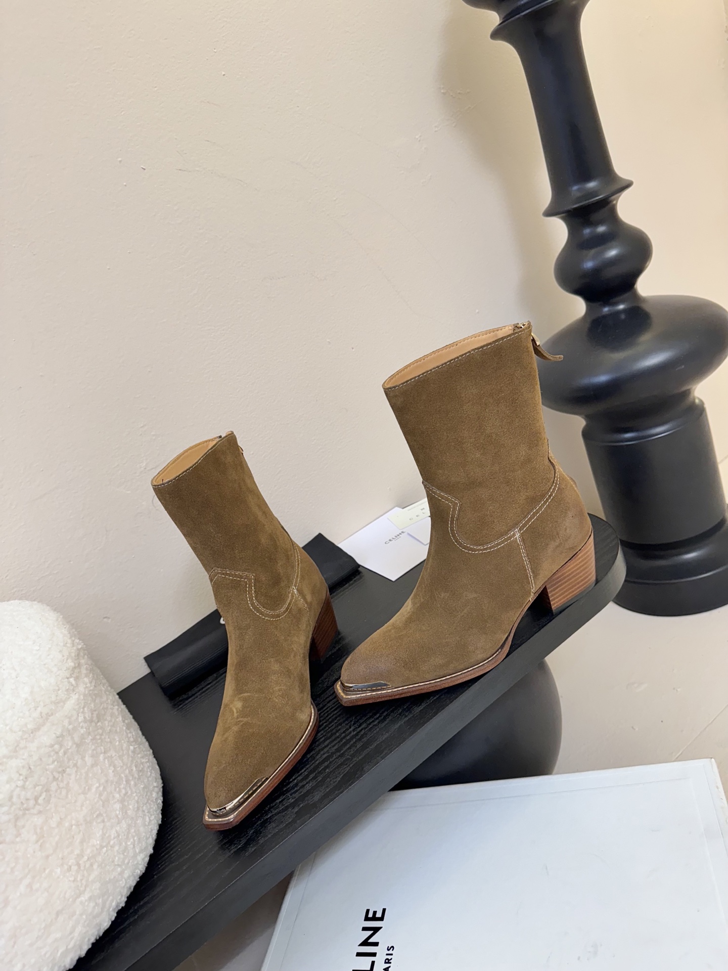 CELINE 思琳专柜秋冬最新时装靴、走秀款时尚博主同款 早秋力推单品！复古欧美风格 炸街必备单品 ✔️