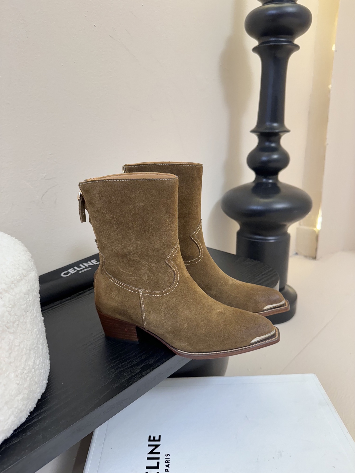 CELINE 思琳专柜秋冬最新时装靴、走秀款时尚博主同款 早秋力推单品！复古欧美风格 炸街必备单品 ✔️