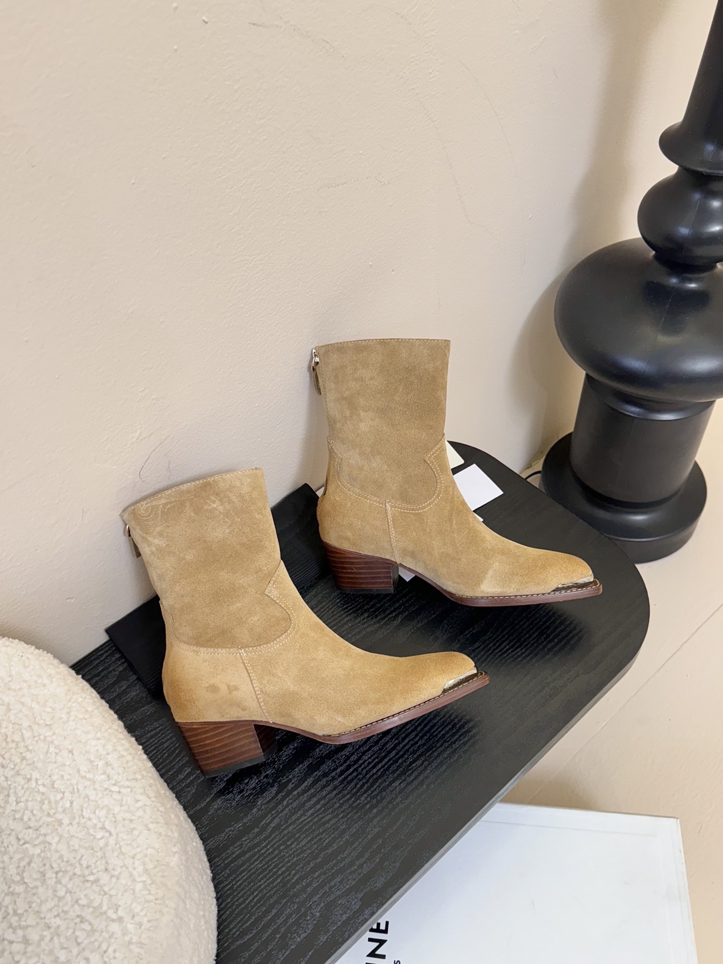 CELINE 思琳专柜秋冬最新时装靴、走秀款时尚博主同款 早秋力推单品！复古欧美风格 炸街必备单品 ✔️