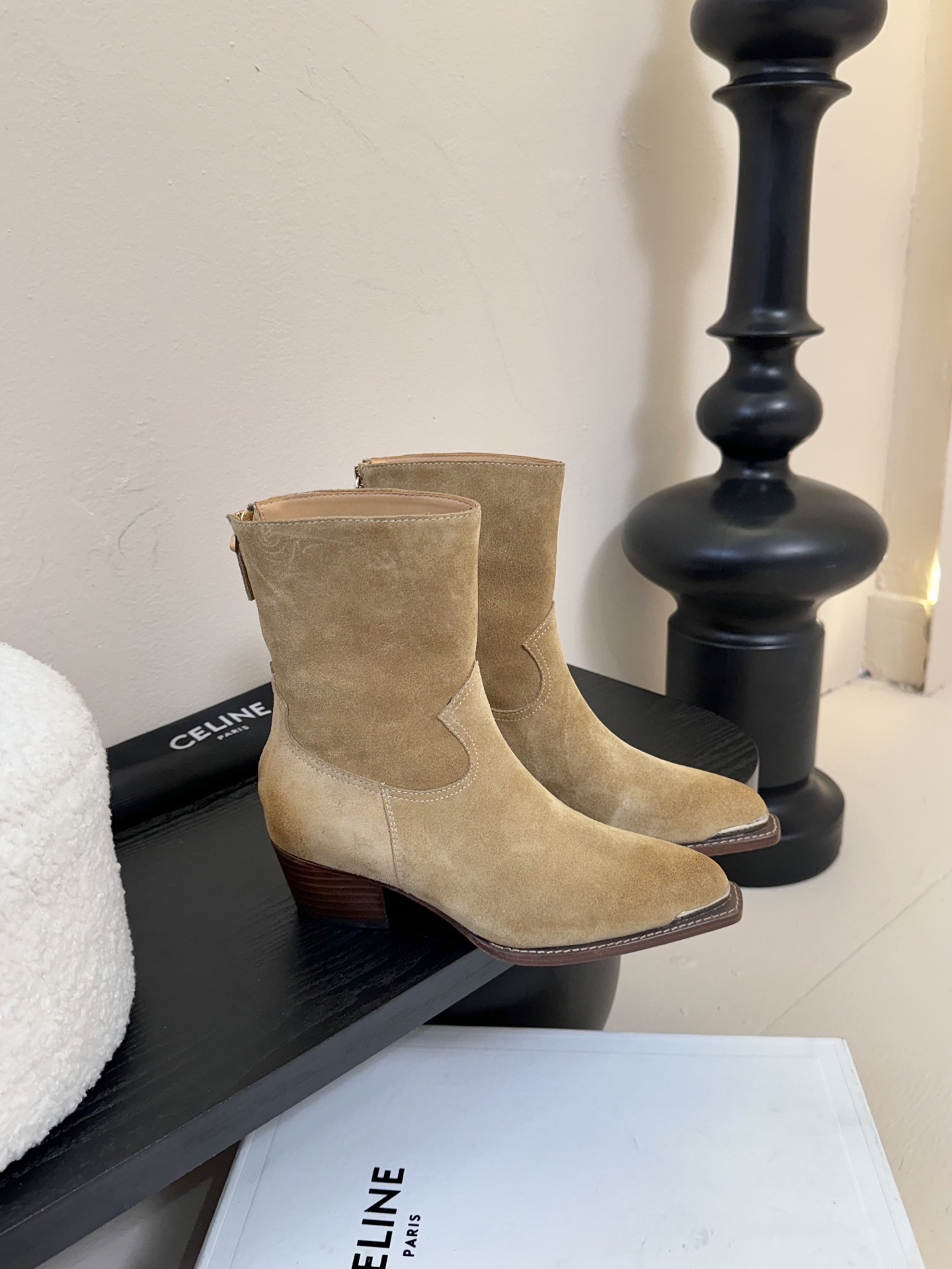 CELINE 思琳专柜秋冬最新时装靴、走秀款时尚博主同款 早秋力推单品！复古欧美风格 炸街必备单品 ✔️