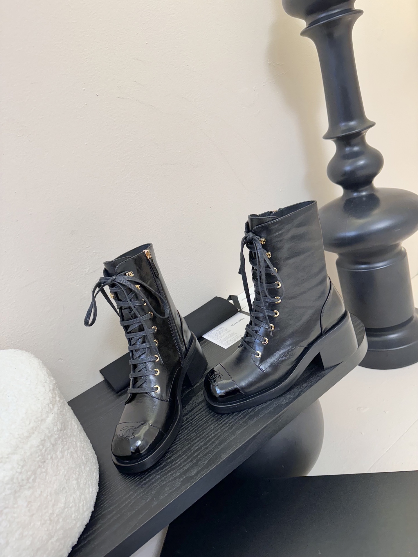 
chanel fw25 new arrival～
小香25秋冬新款机车靴，这种经典靴型年复一年地出，基