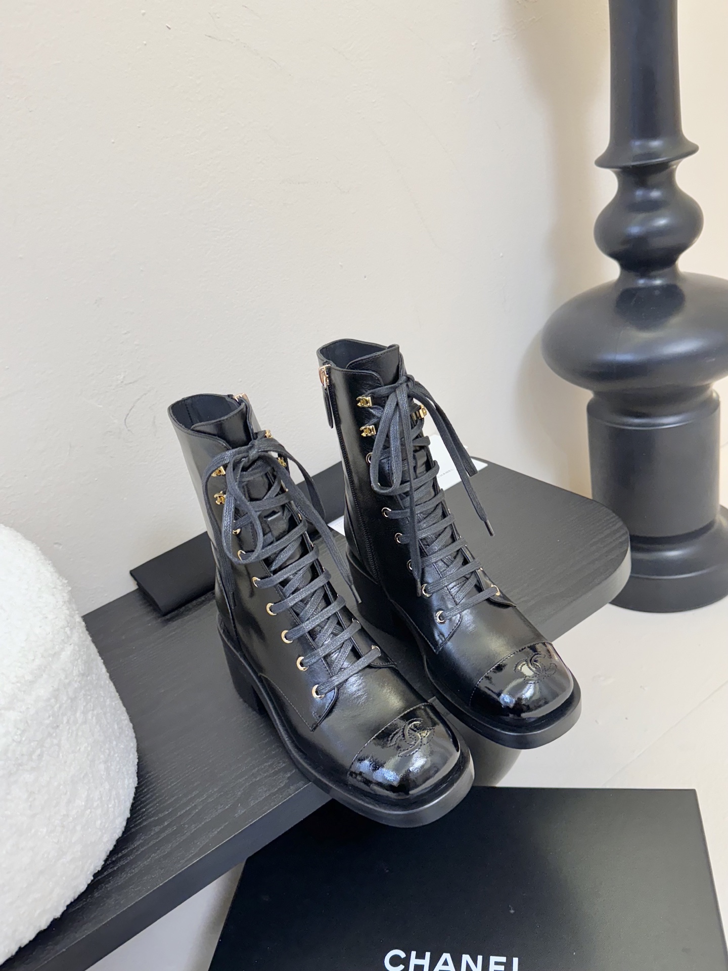 
chanel fw25 new arrival～
小香25秋冬新款机车靴，这种经典靴型年复一年地出，基