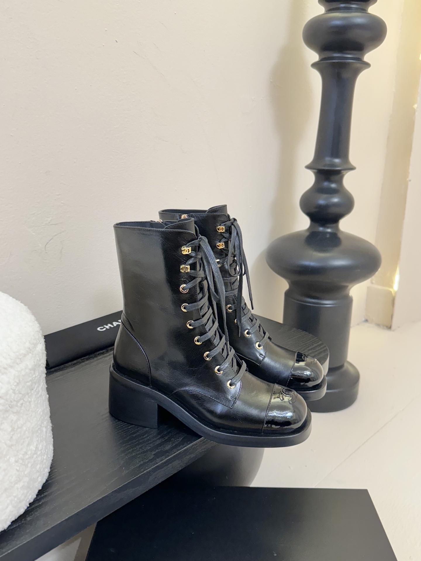 
chanel fw25 new arrival～
小香25秋冬新款机车靴，这种经典靴型年复一年地出，基