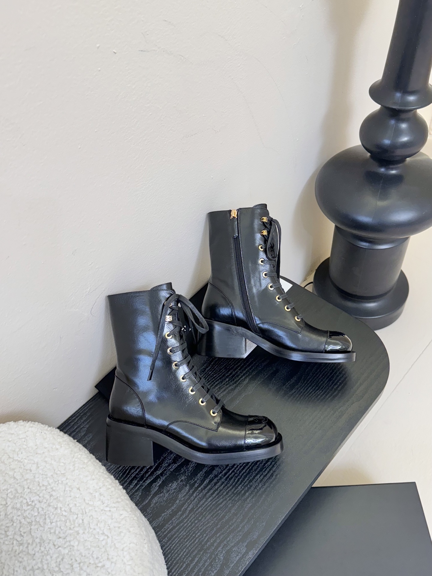
chanel fw25 new arrival～
小香25秋冬新款机车靴，这种经典靴型年复一年地出，基