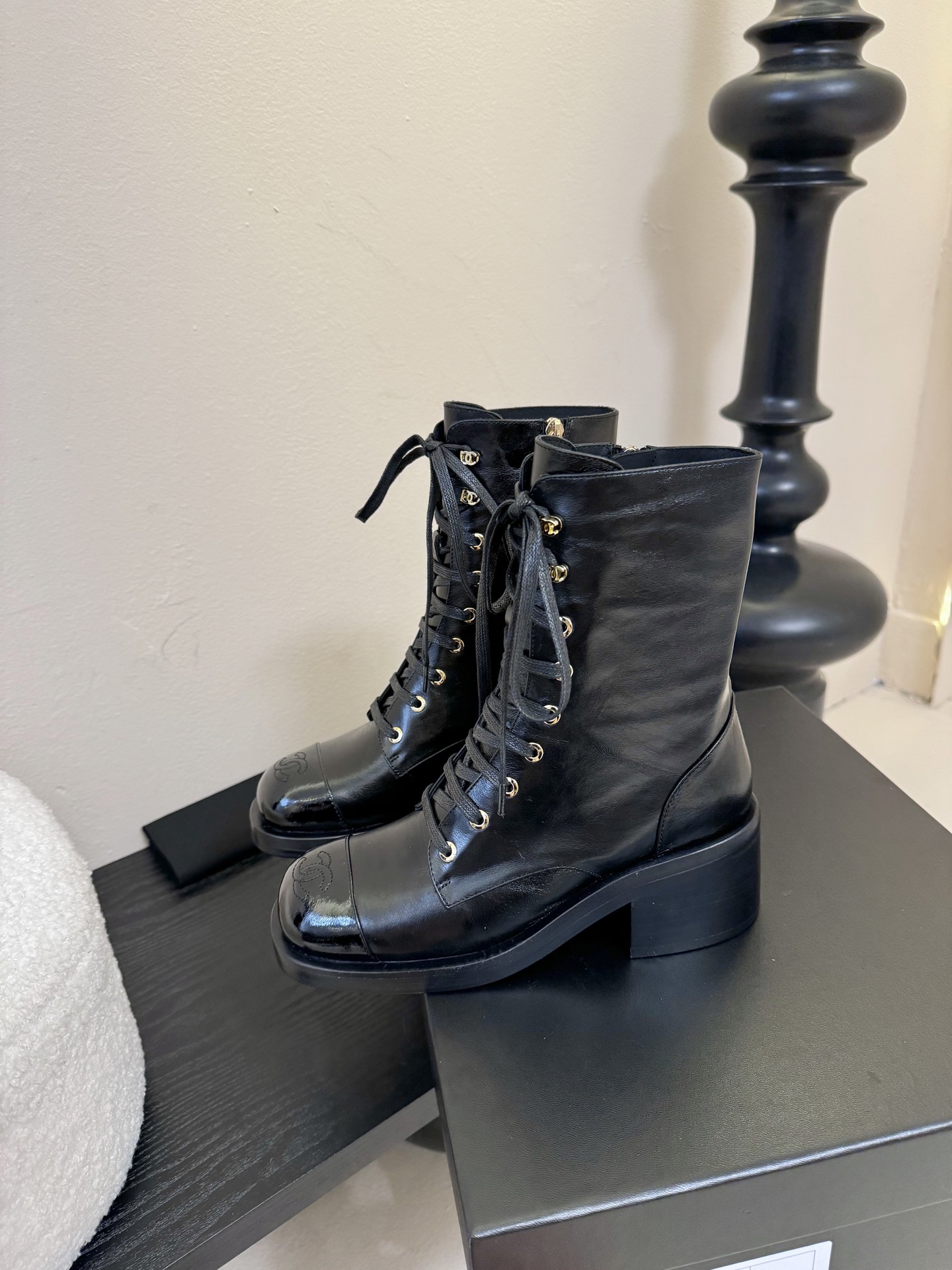 
chanel fw25 new arrival～
小香25秋冬新款机车靴，这种经典靴型年复一年地出，基