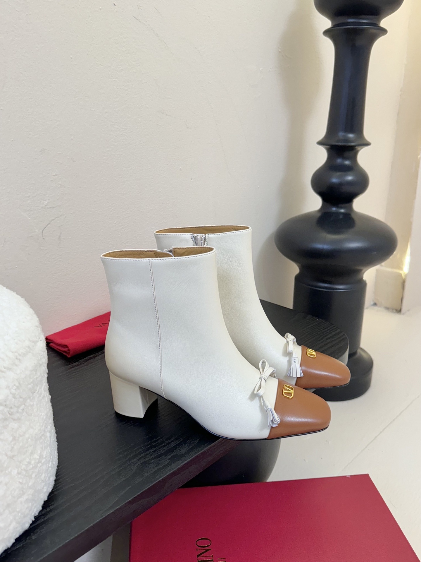 Valentino/华伦天奴25WF新品小V金属扣
粗跟短靴
小巧精致的金属扣 是华伦标志性的V字lo