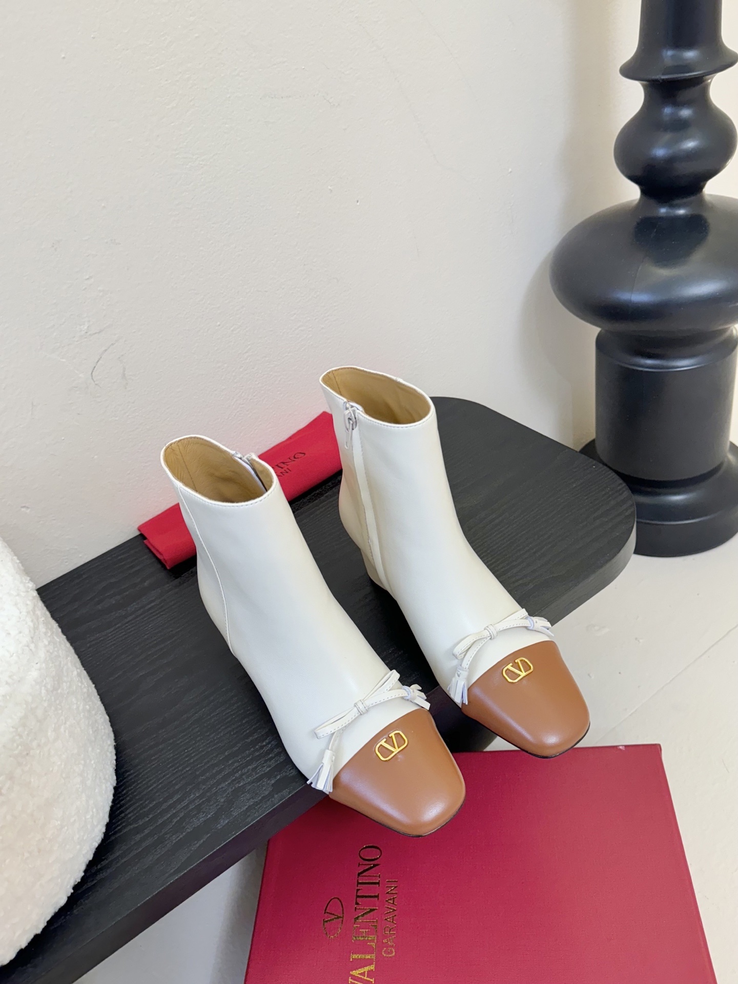 Valentino/华伦天奴25WF新品小V金属扣
粗跟短靴
小巧精致的金属扣 是华伦标志性的V字lo