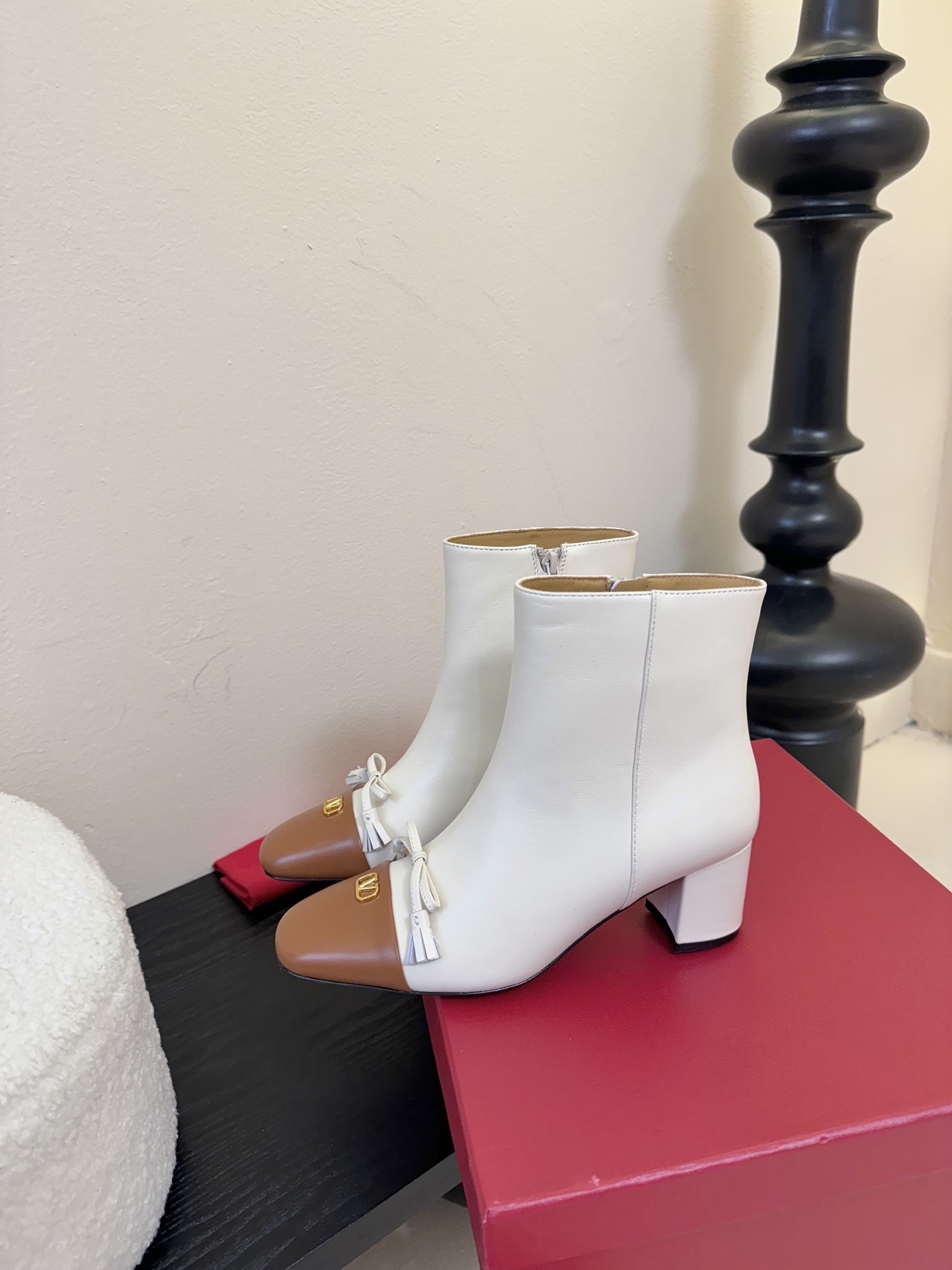 Valentino/华伦天奴25WF新品小V金属扣
粗跟短靴
小巧精致的金属扣 是华伦标志性的V字lo
