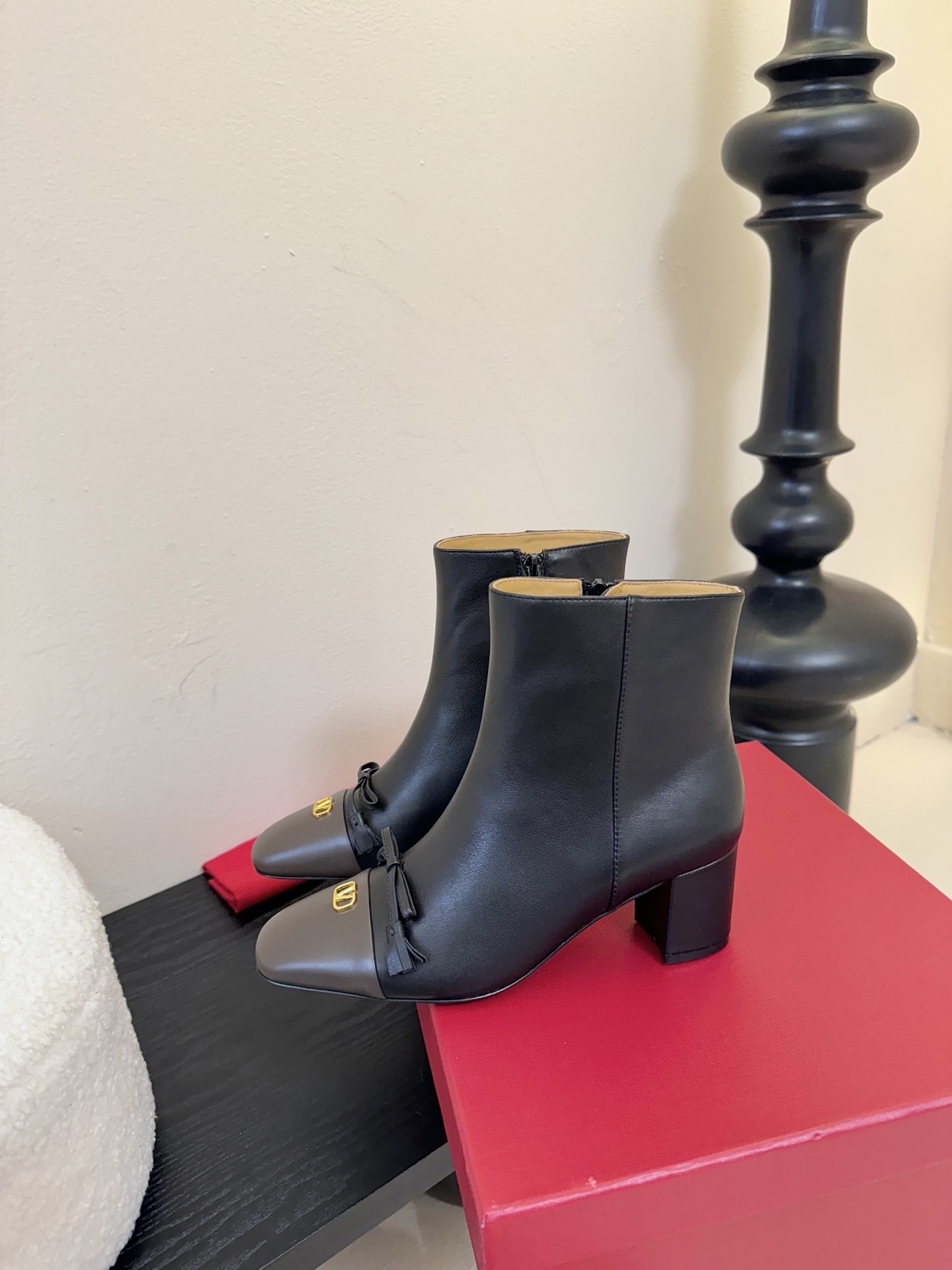 Valentino/华伦天奴25WF新品小V金属扣
粗跟短靴
小巧精致的金属扣 是华伦标志性的V字lo