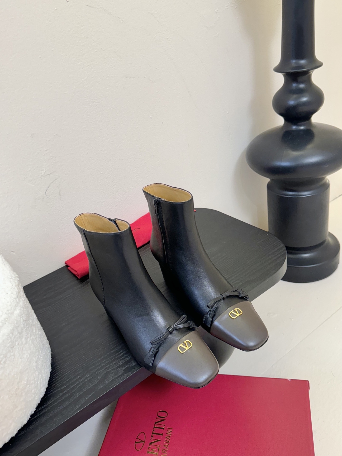 Valentino/华伦天奴25WF新品小V金属扣
粗跟短靴
小巧精致的金属扣 是华伦标志性的V字lo