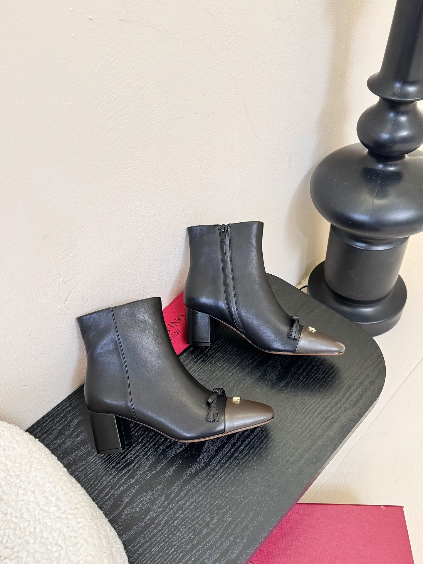 Valentino/华伦天奴25WF新品小V金属扣
粗跟短靴
小巧精致的金属扣 是华伦标志性的V字lo