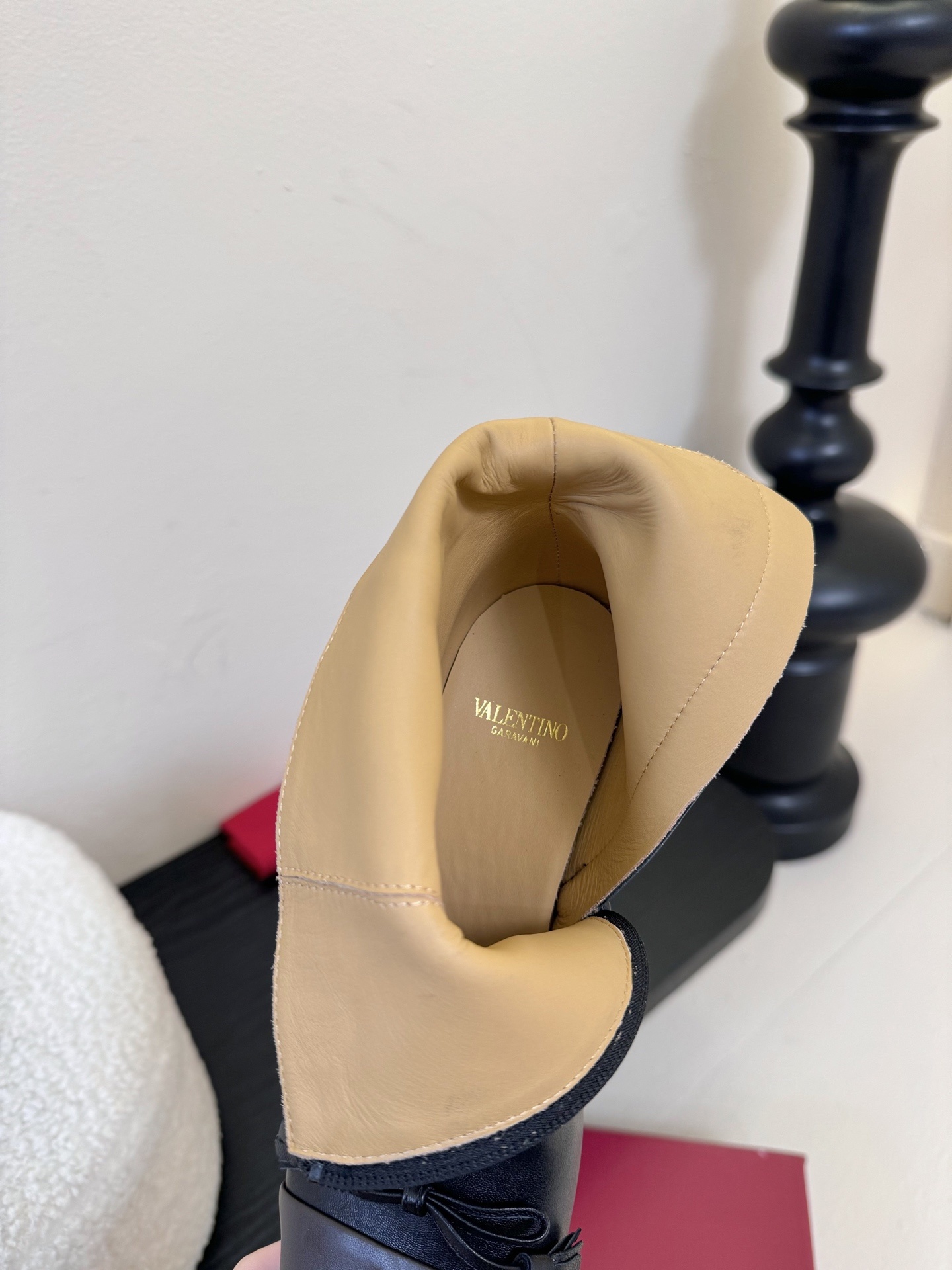 Valentino/华伦天奴25WF新品小V金属扣
粗跟短靴
小巧精致的金属扣 是华伦标志性的V字lo