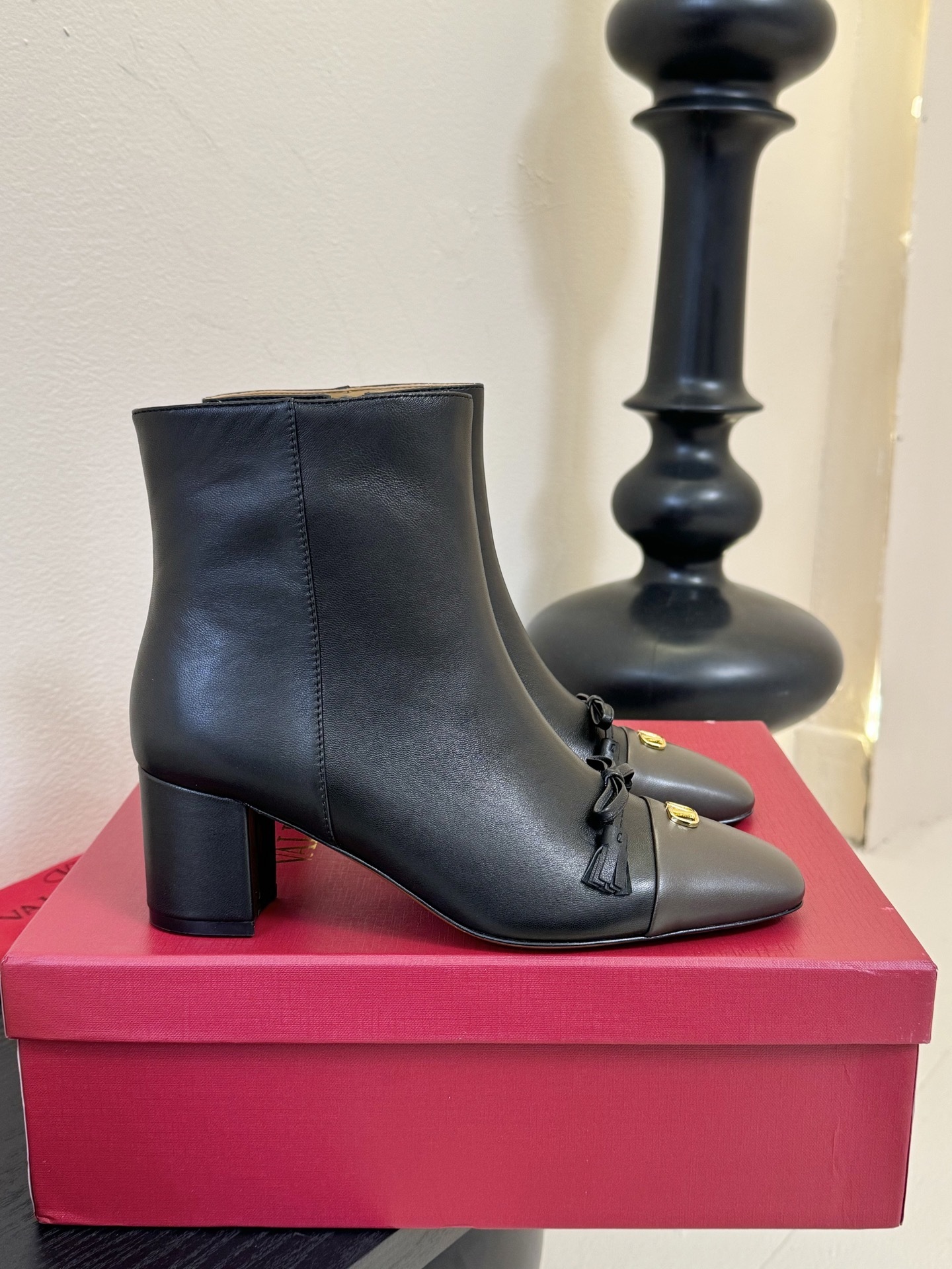 Valentino/华伦天奴25WF新品小V金属扣
粗跟短靴
小巧精致的金属扣 是华伦标志性的V字lo