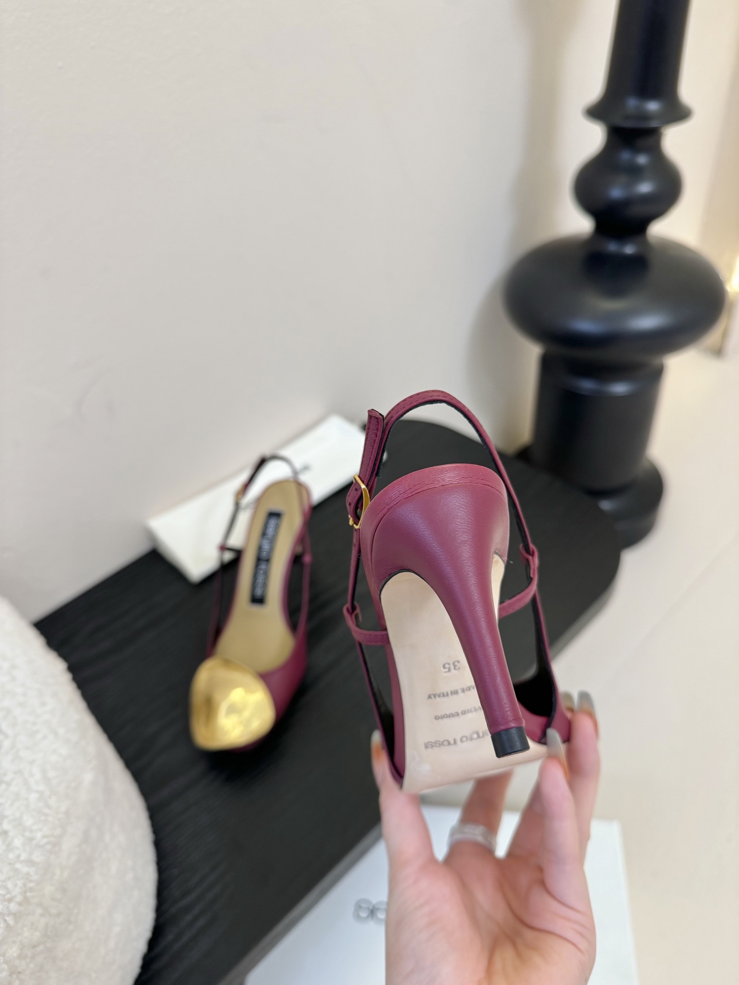 
Sergio Rossi 新款高跟鞋回归Sergio Rossi新一季

鞋面：羊皮
内里：羊皮
高跟