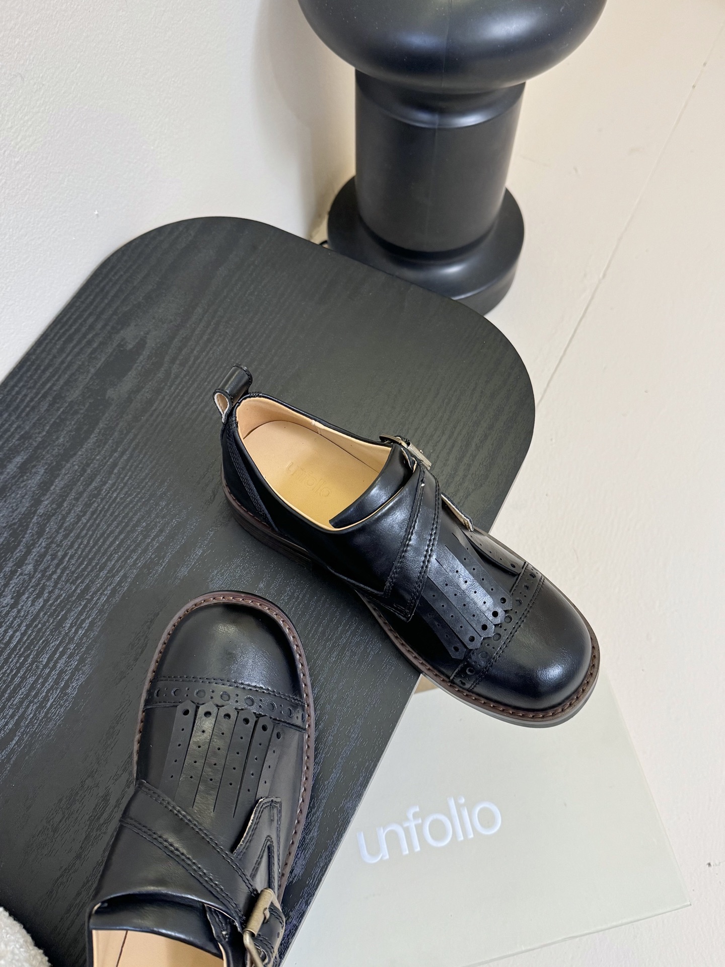 
Unfolio*最新极简风孟克皮鞋
英伦复古、巴洛克雕花元素 又美又飒！酷炸街！惊为天人！
这是一个用