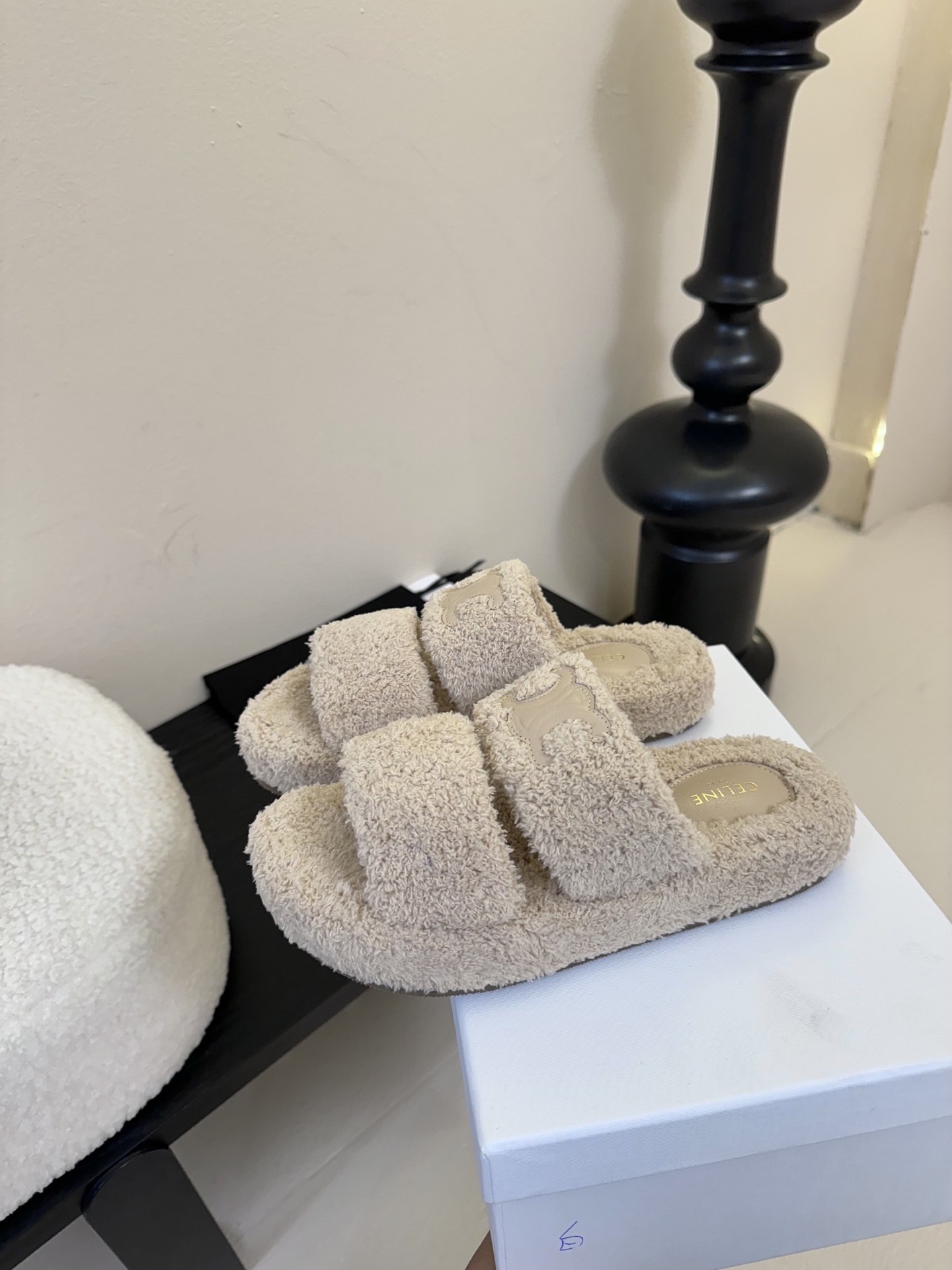 
CELIN* /塞琳 25ss 𝐧𝐞𝐰秋冬新品 一脚蹬羊毛拖鞋

这一季的赛琳又让我重新爱了它一次！ 