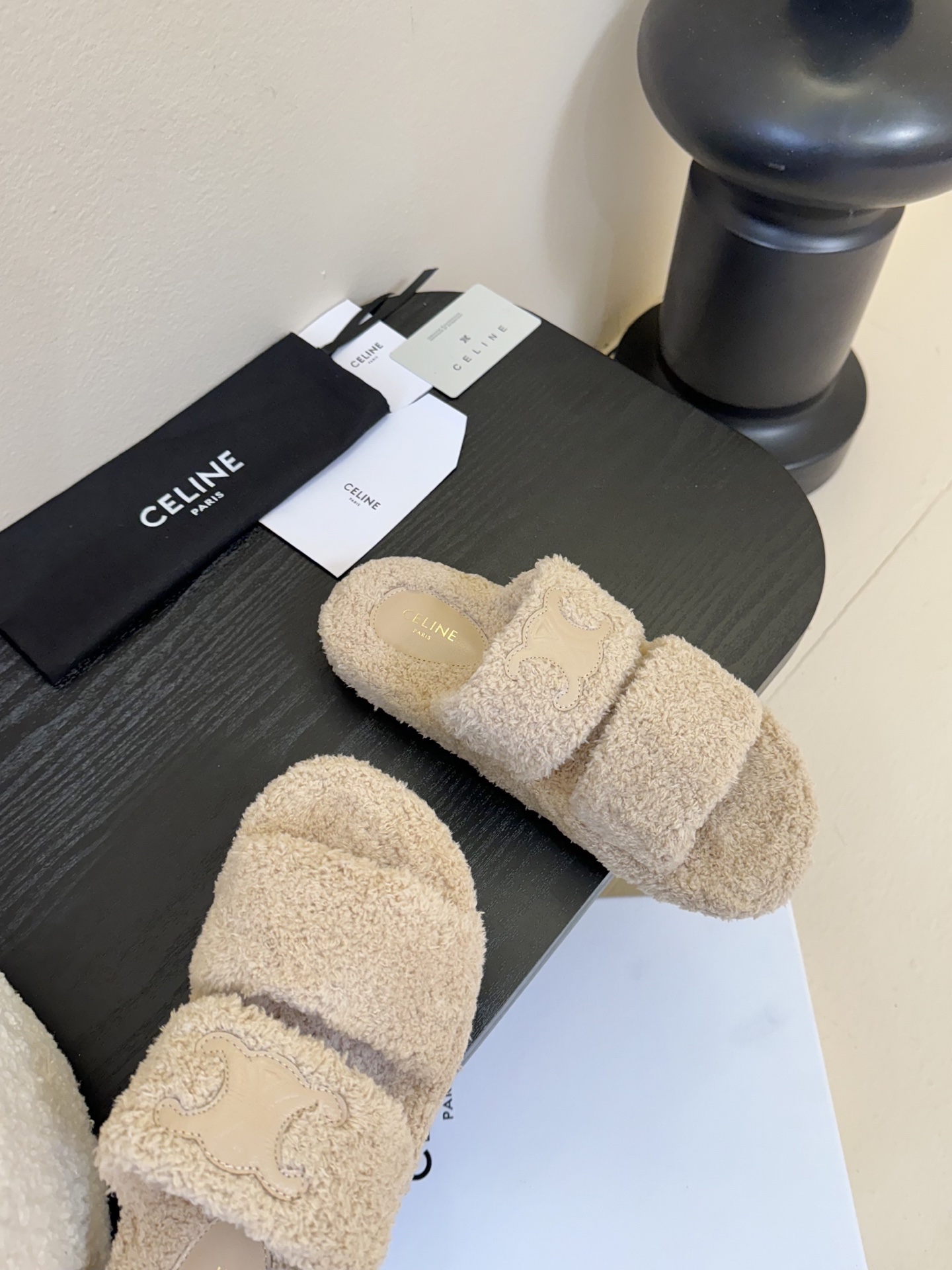 
CELIN* /塞琳 25ss 𝐧𝐞𝐰秋冬新品 一脚蹬羊毛拖鞋

这一季的赛琳又让我重新爱了它一次！ 