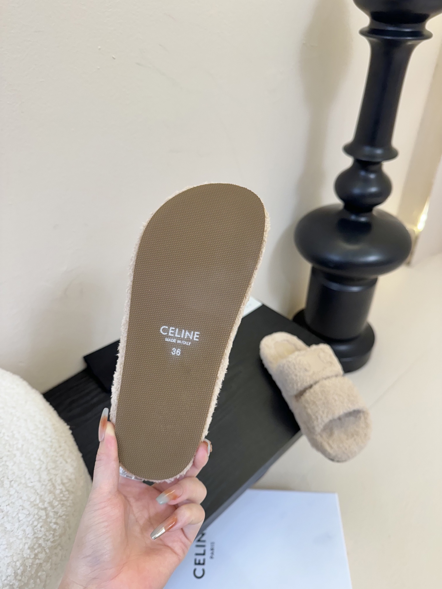 
CELIN* /塞琳 25ss 𝐧𝐞𝐰秋冬新品 一脚蹬羊毛拖鞋

这一季的赛琳又让我重新爱了它一次！ 