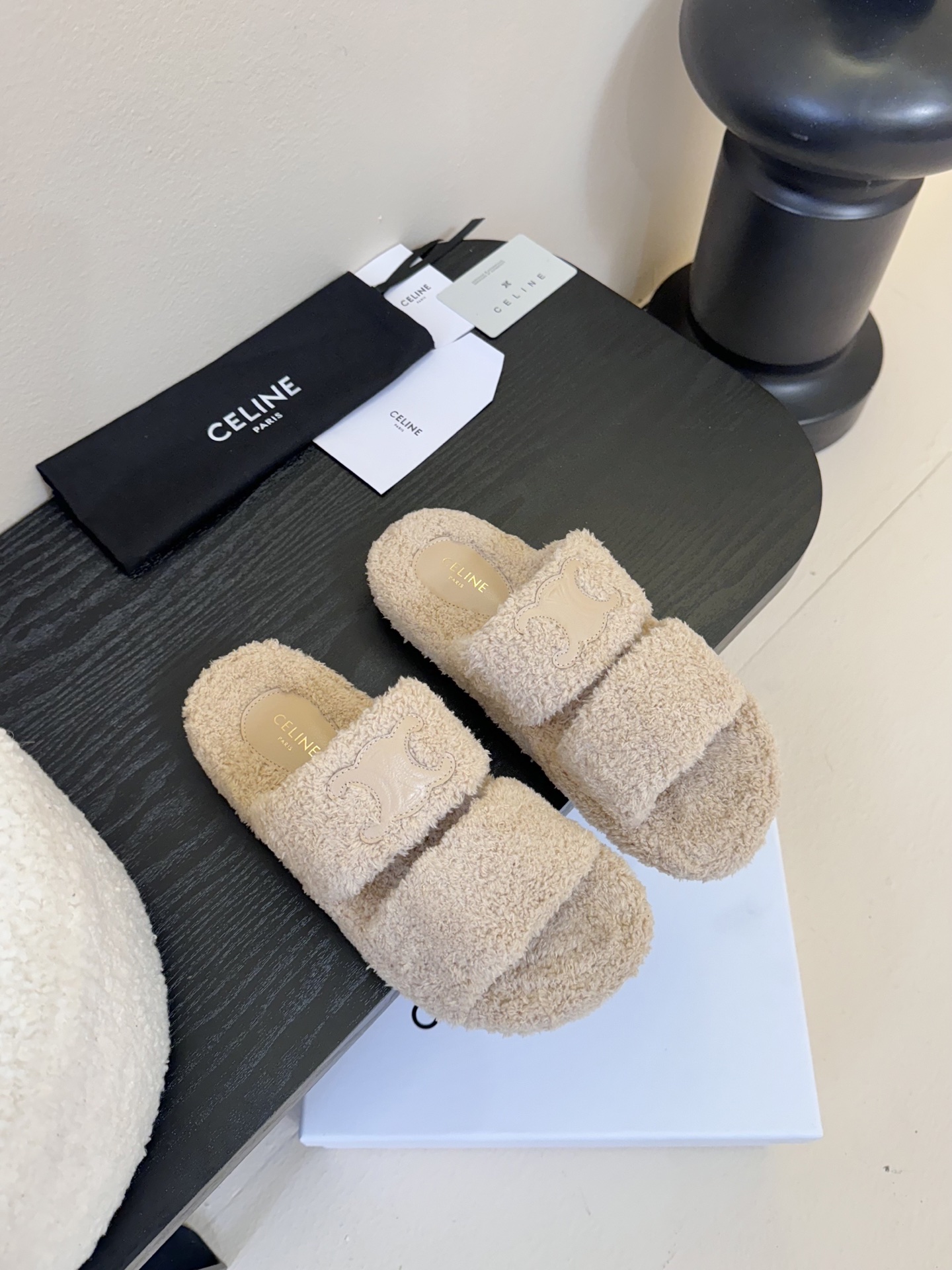 
CELIN* /塞琳 25ss 𝐧𝐞𝐰秋冬新品 一脚蹬羊毛拖鞋

这一季的赛琳又让我重新爱了它一次！ 