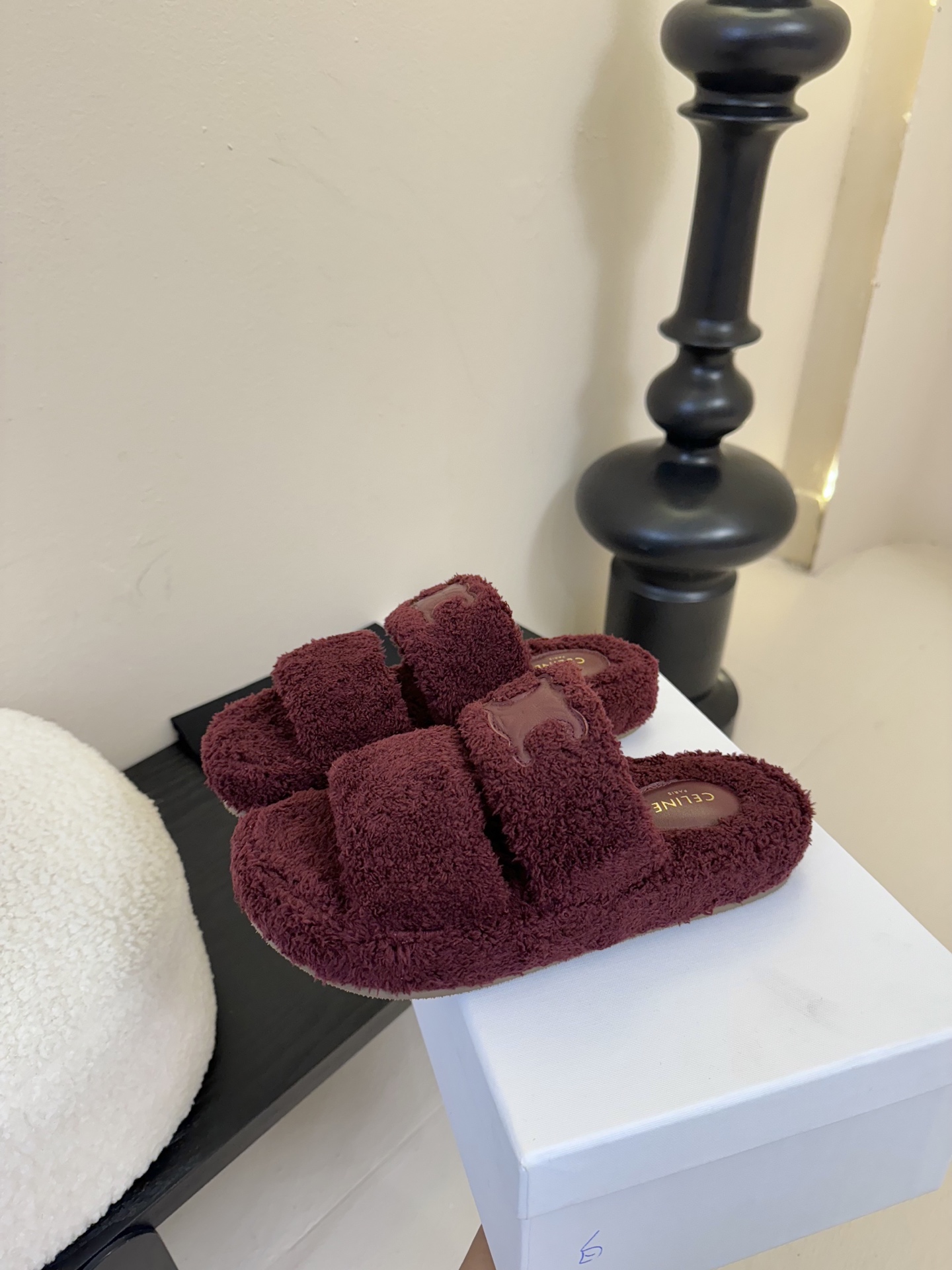
CELIN* /塞琳 25ss 𝐧𝐞𝐰秋冬新品 一脚蹬羊毛拖鞋

这一季的赛琳又让我重新爱了它一次！ 
