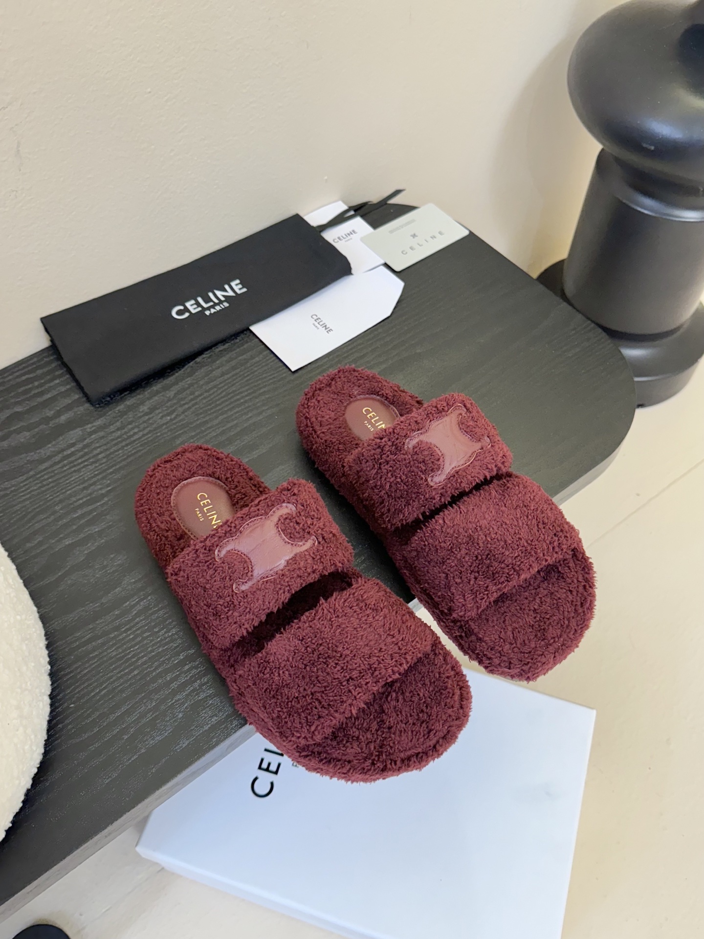 
CELIN* /塞琳 25ss 𝐧𝐞𝐰秋冬新品 一脚蹬羊毛拖鞋

这一季的赛琳又让我重新爱了它一次！ 