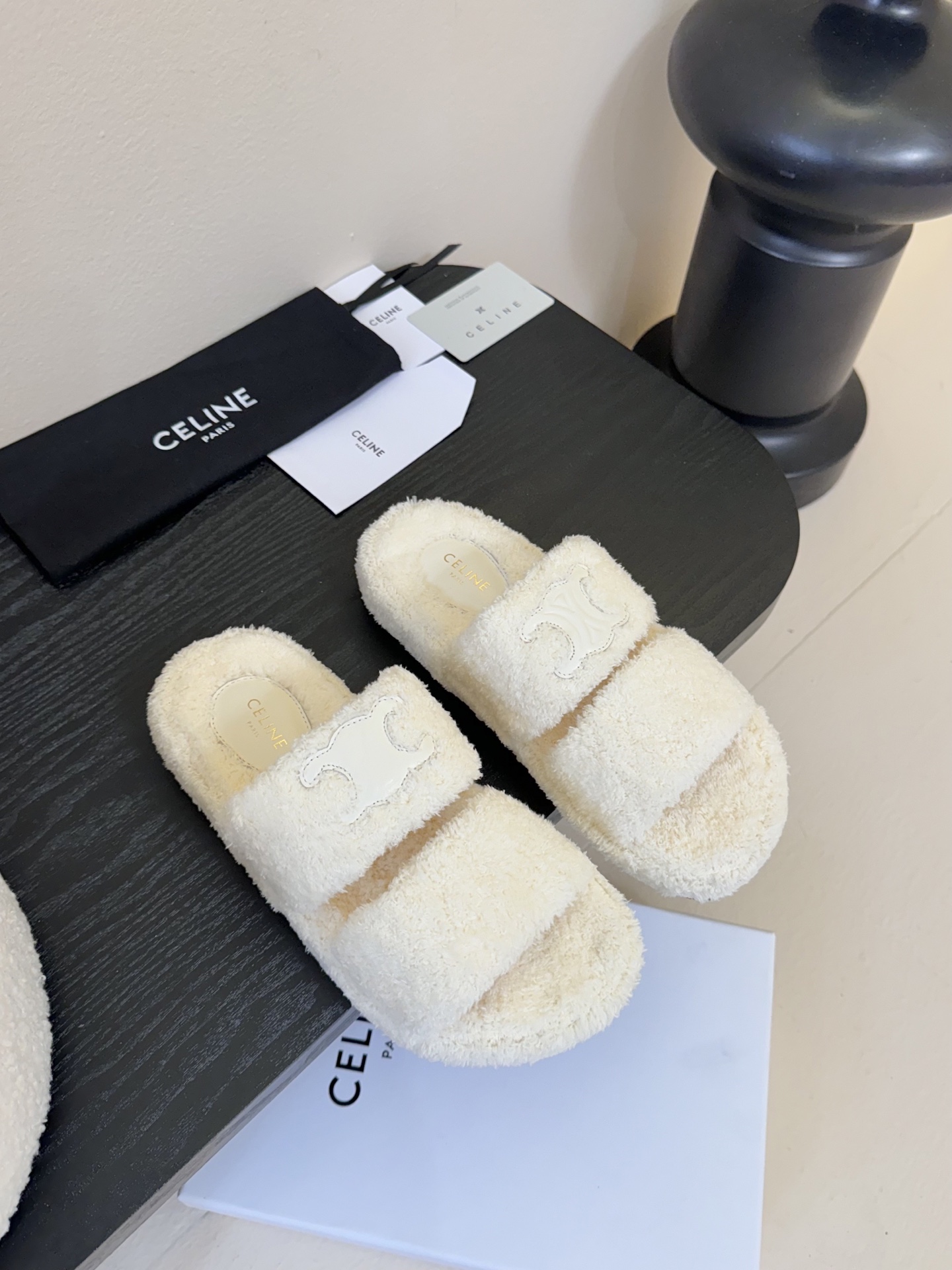 
CELIN* /塞琳 25ss 𝐧𝐞𝐰秋冬新品 一脚蹬羊毛拖鞋

这一季的赛琳又让我重新爱了它一次！ 