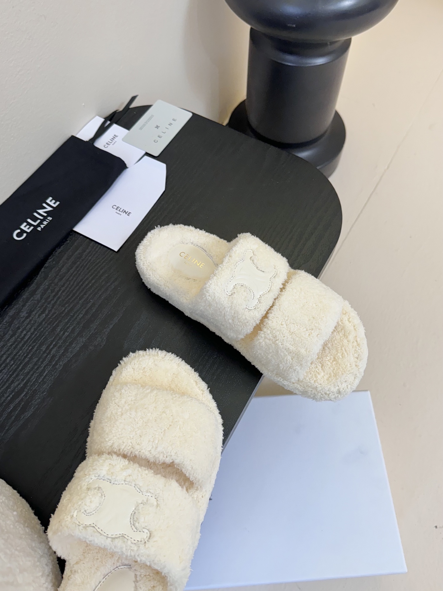 
CELIN* /塞琳 25ss 𝐧𝐞𝐰秋冬新品 一脚蹬羊毛拖鞋

这一季的赛琳又让我重新爱了它一次！ 