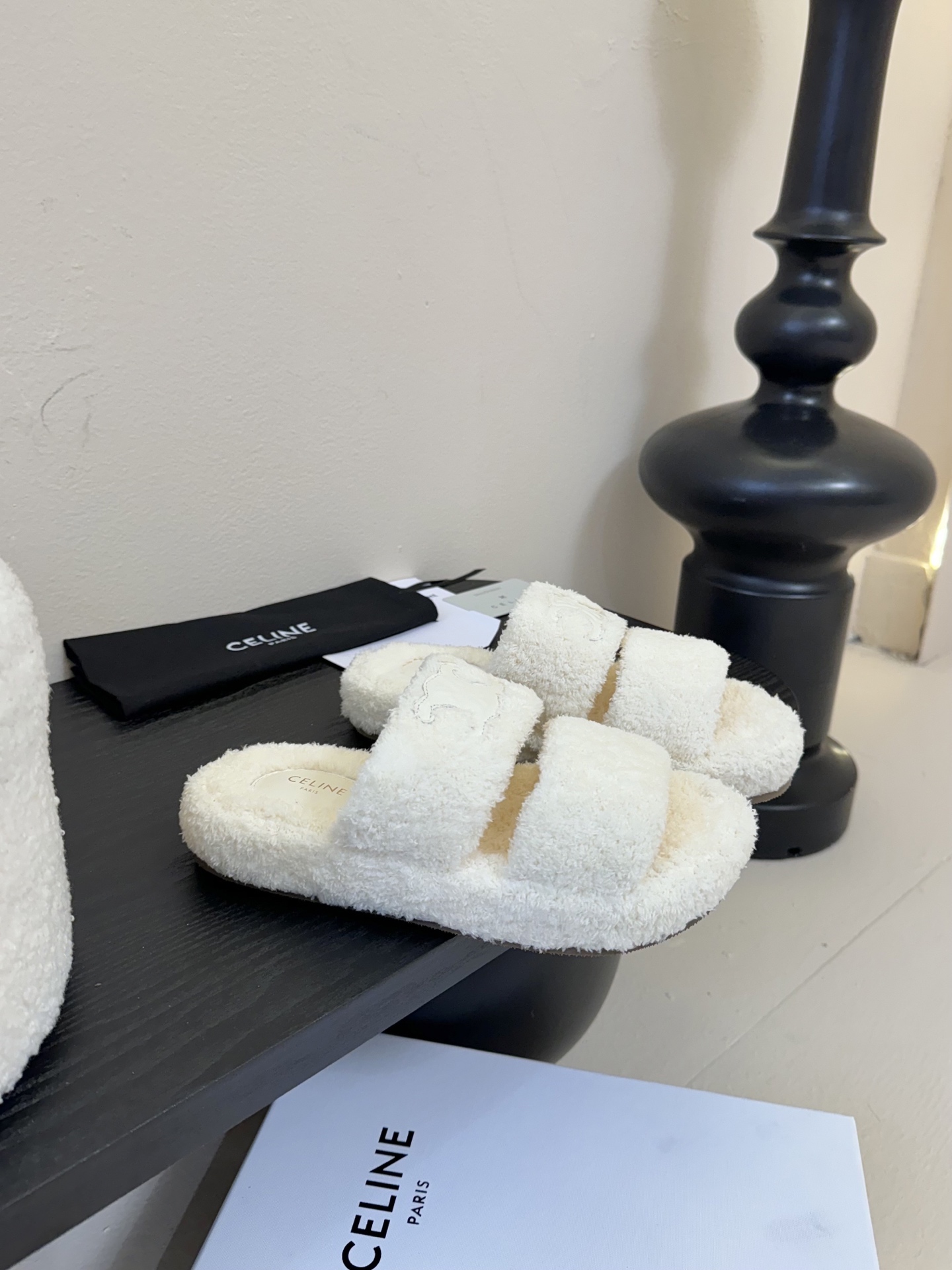 
CELIN* /塞琳 25ss 𝐧𝐞𝐰秋冬新品 一脚蹬羊毛拖鞋

这一季的赛琳又让我重新爱了它一次！ 