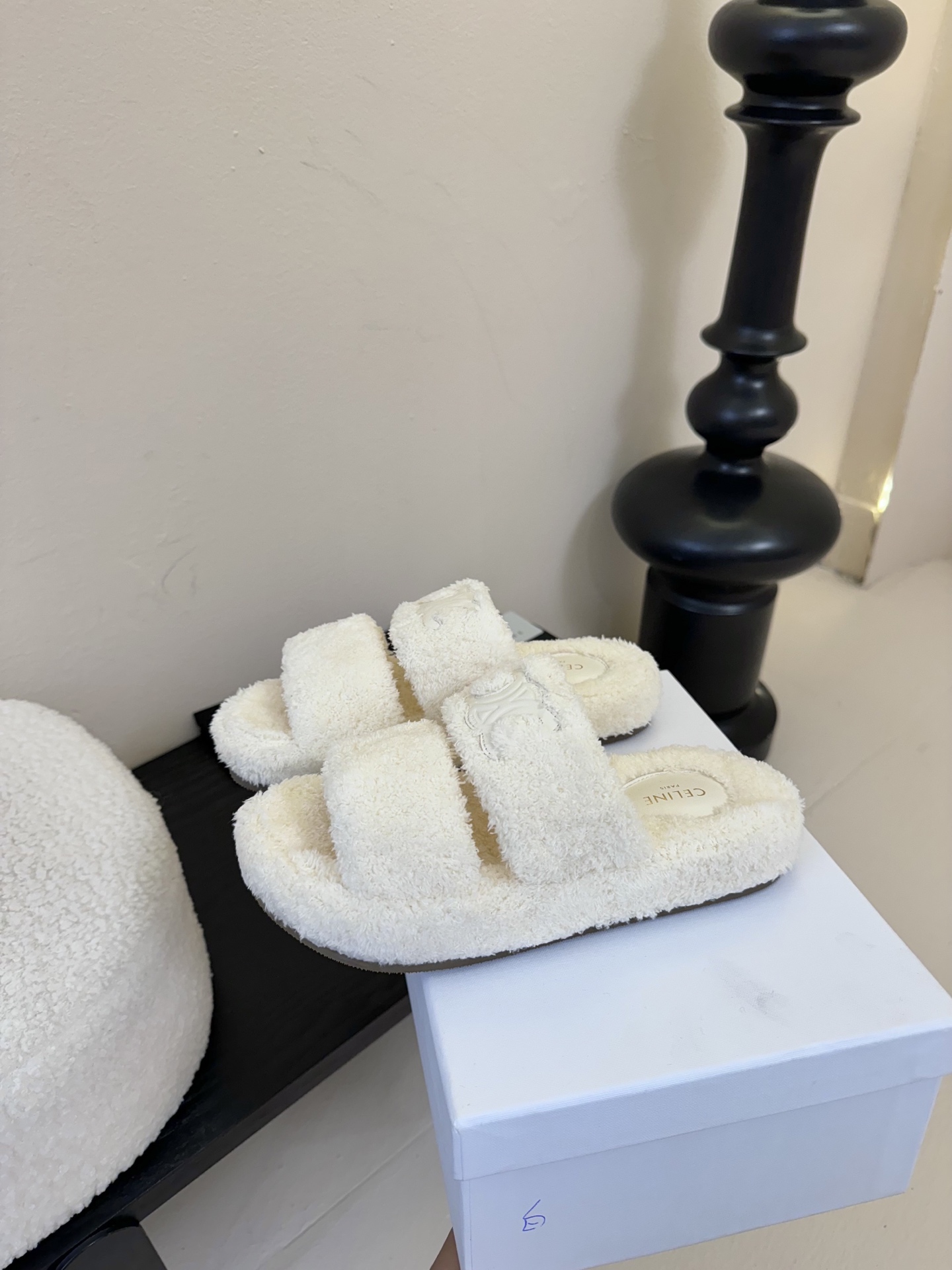 
CELIN* /塞琳 25ss 𝐧𝐞𝐰秋冬新品 一脚蹬羊毛拖鞋

这一季的赛琳又让我重新爱了它一次！ 