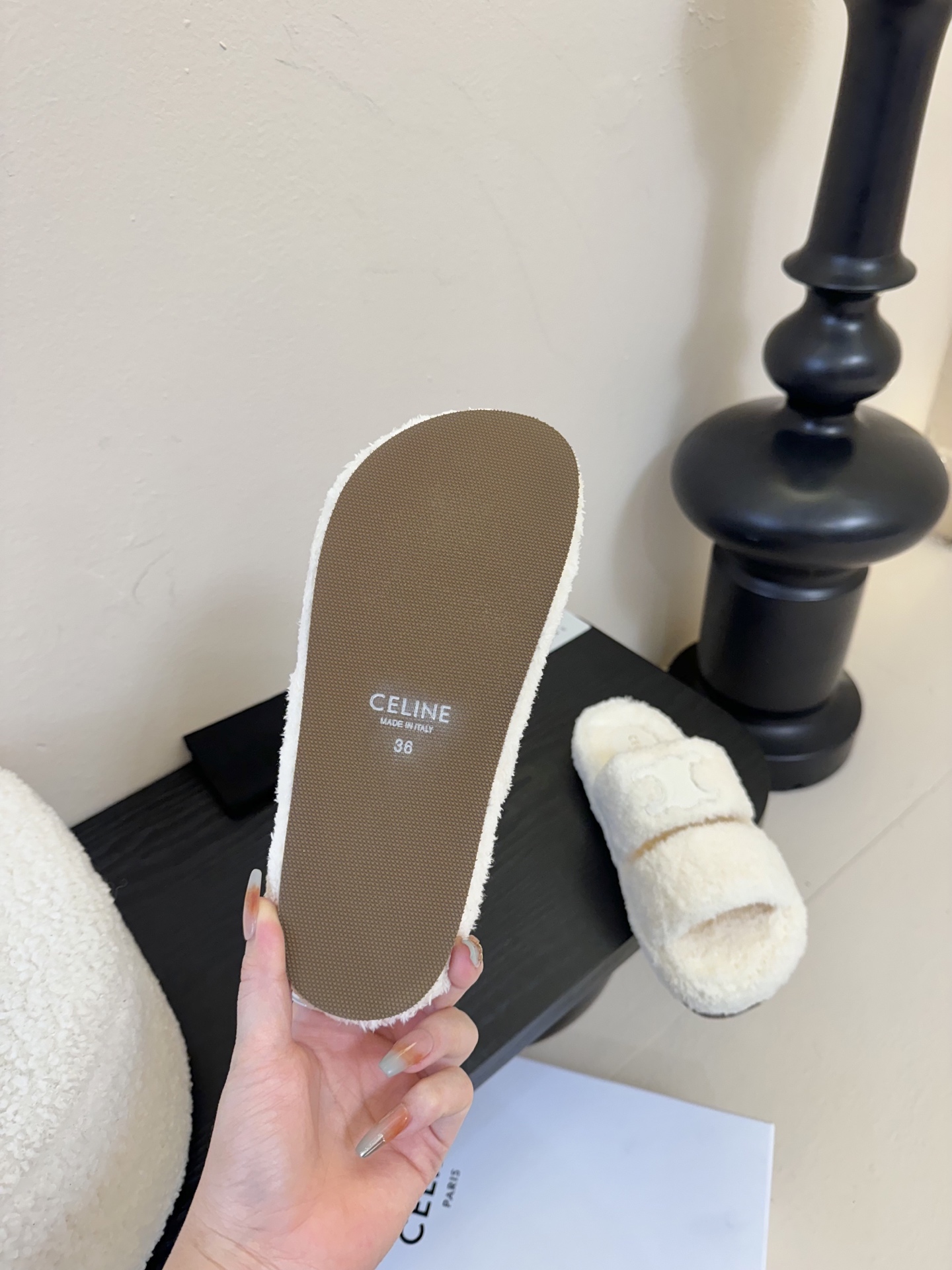 
CELIN* /塞琳 25ss 𝐧𝐞𝐰秋冬新品 一脚蹬羊毛拖鞋

这一季的赛琳又让我重新爱了它一次！ 