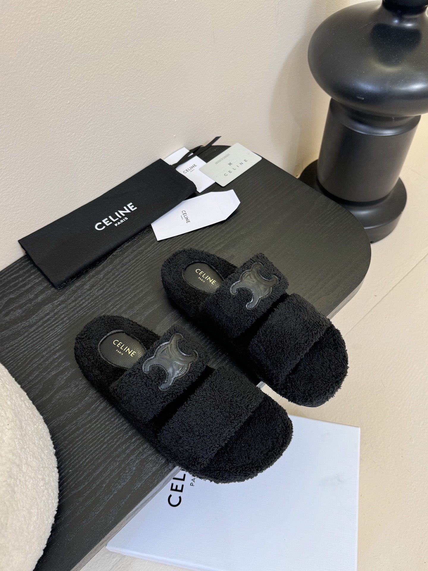 
CELIN* /塞琳 25ss 𝐧𝐞𝐰秋冬新品 一脚蹬羊毛拖鞋

这一季的赛琳又让我重新爱了它一次！ 