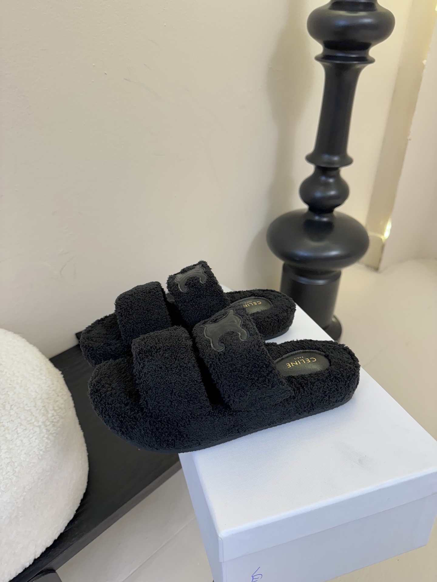 
CELIN* /塞琳 25ss 𝐧𝐞𝐰秋冬新品 一脚蹬羊毛拖鞋

这一季的赛琳又让我重新爱了它一次！ 
