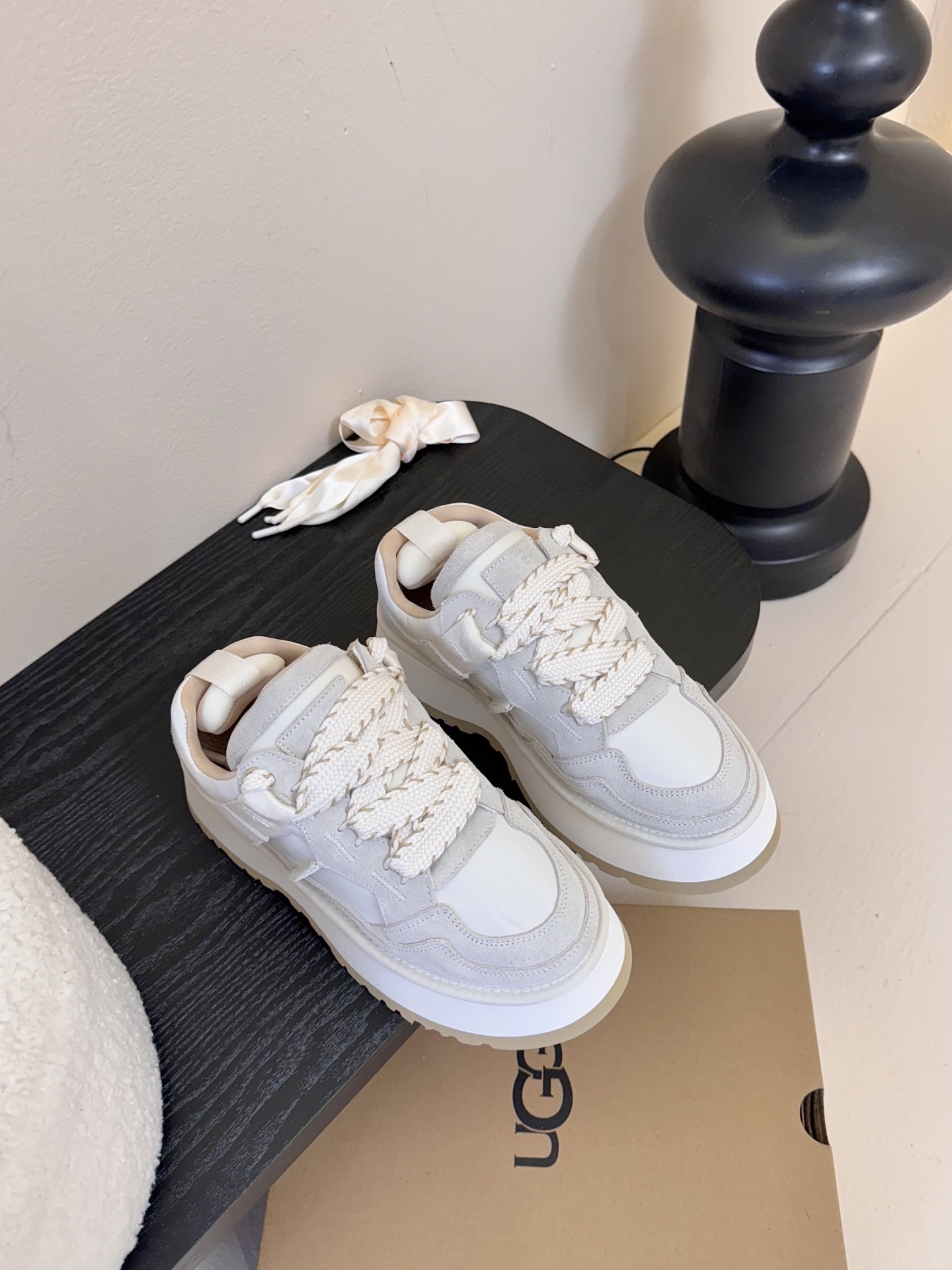 (真毛里➕20)
UGG秋冬新款厚底休闲鞋‼️
作为的领军品牌,这双新款同样延续了其一