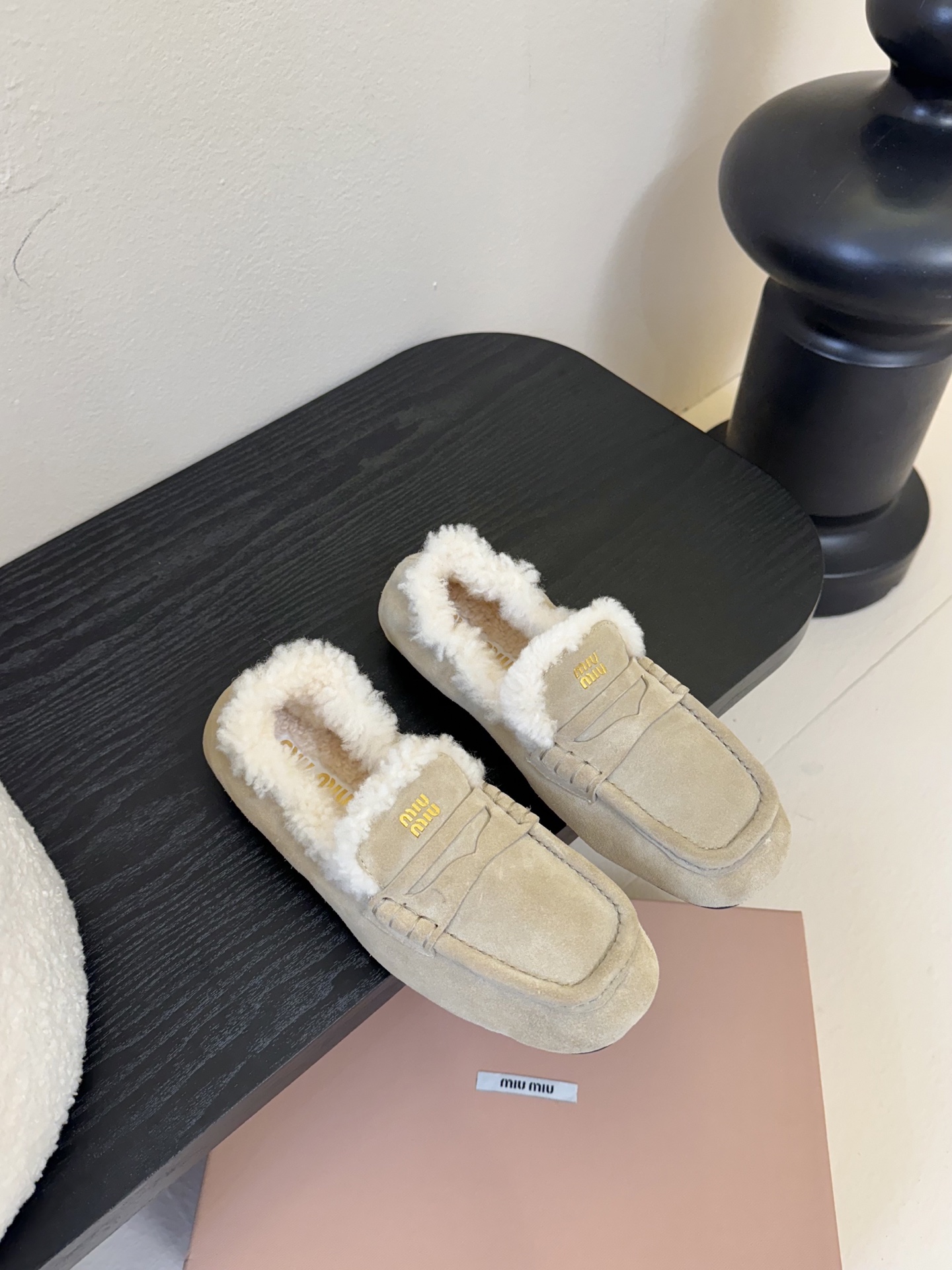  
| ²⁰²5𝐬𝐬 🤍🤎MIUMIU 缪缪中古羊毛系列中性十足！一脚蹬乐福毛里松紧后跟百搭款 怎么穿都